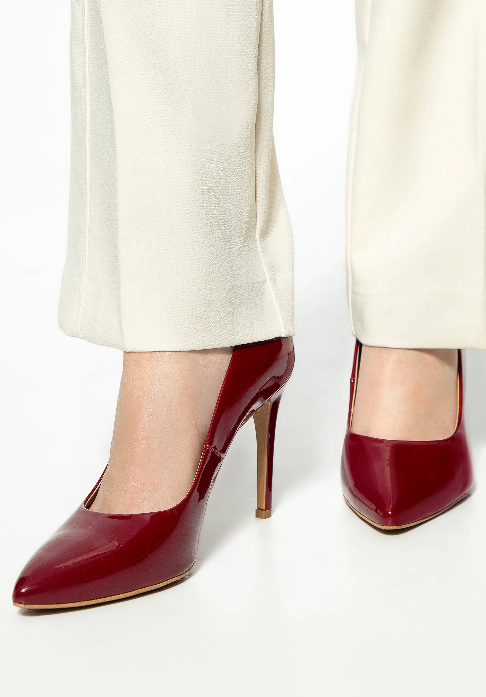 Szpilki ze skóry lakierowanej klasyczne bordowe