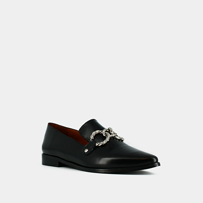 Mocassins à boucles argentées et bouts pointus  en cuir noir