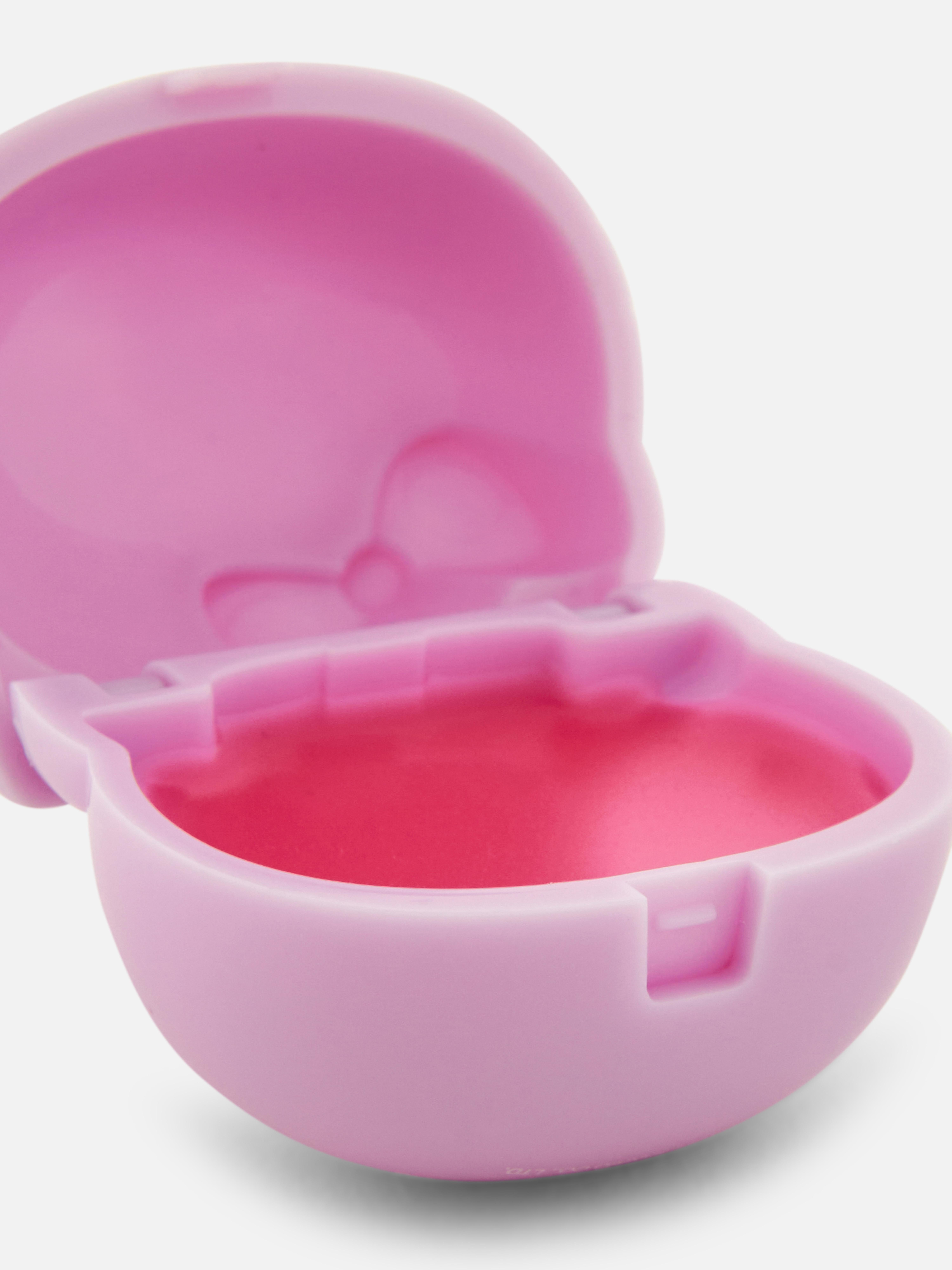 Balsam de buze parfumat cu Hello Kitty. Acest balsam de buze cu parfum de căpșuni are o nouă cutie Hello Kitty.