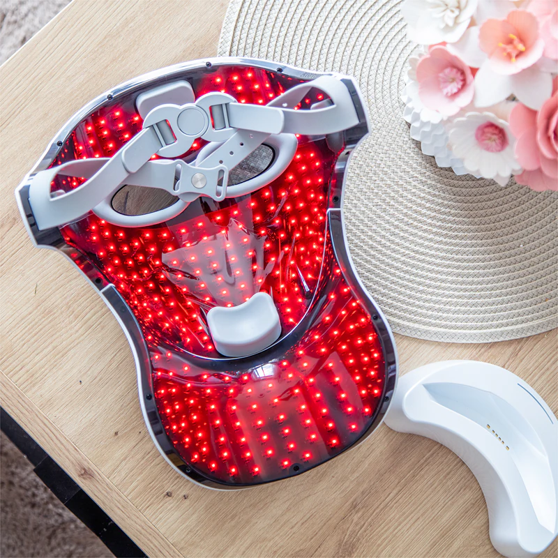 Máscara de LED profissional PALSAR7, branca e dourada, para o rosto e pescoço.