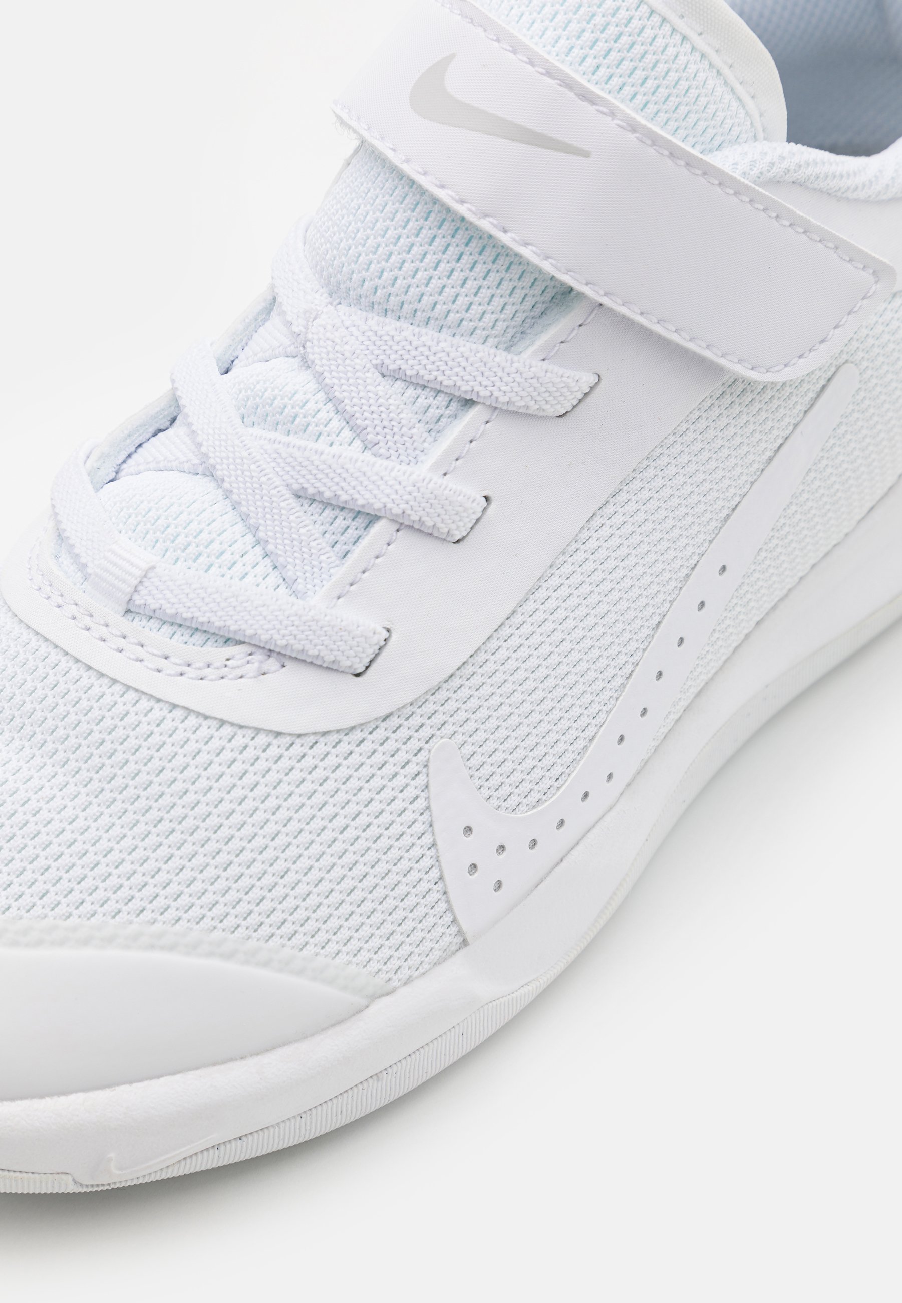 Nike Performance OMNI MULTI COURT UNISEX - Sneakers - wit/wit puur platina
