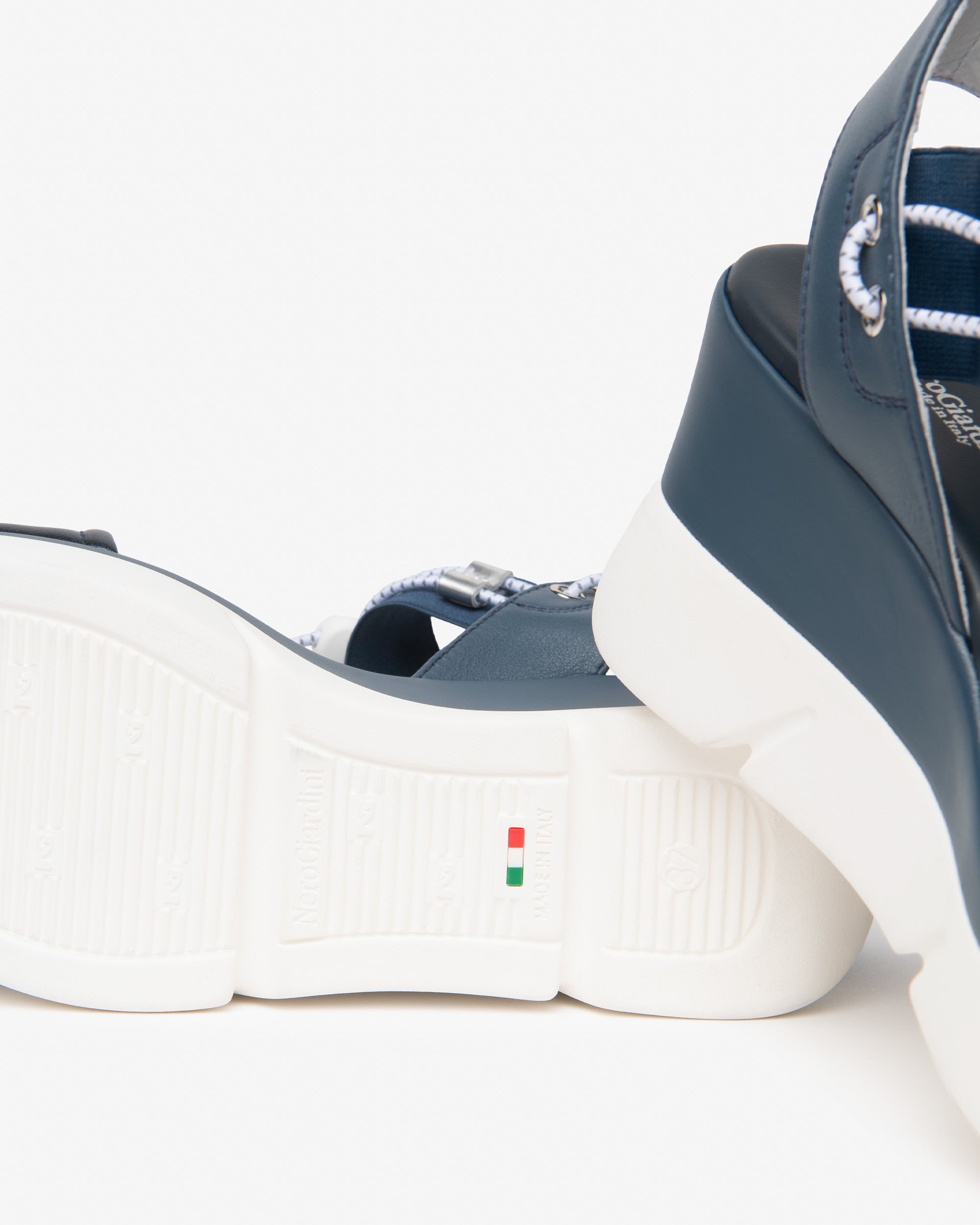  Damensandalen aus Leder und technischen Materialien