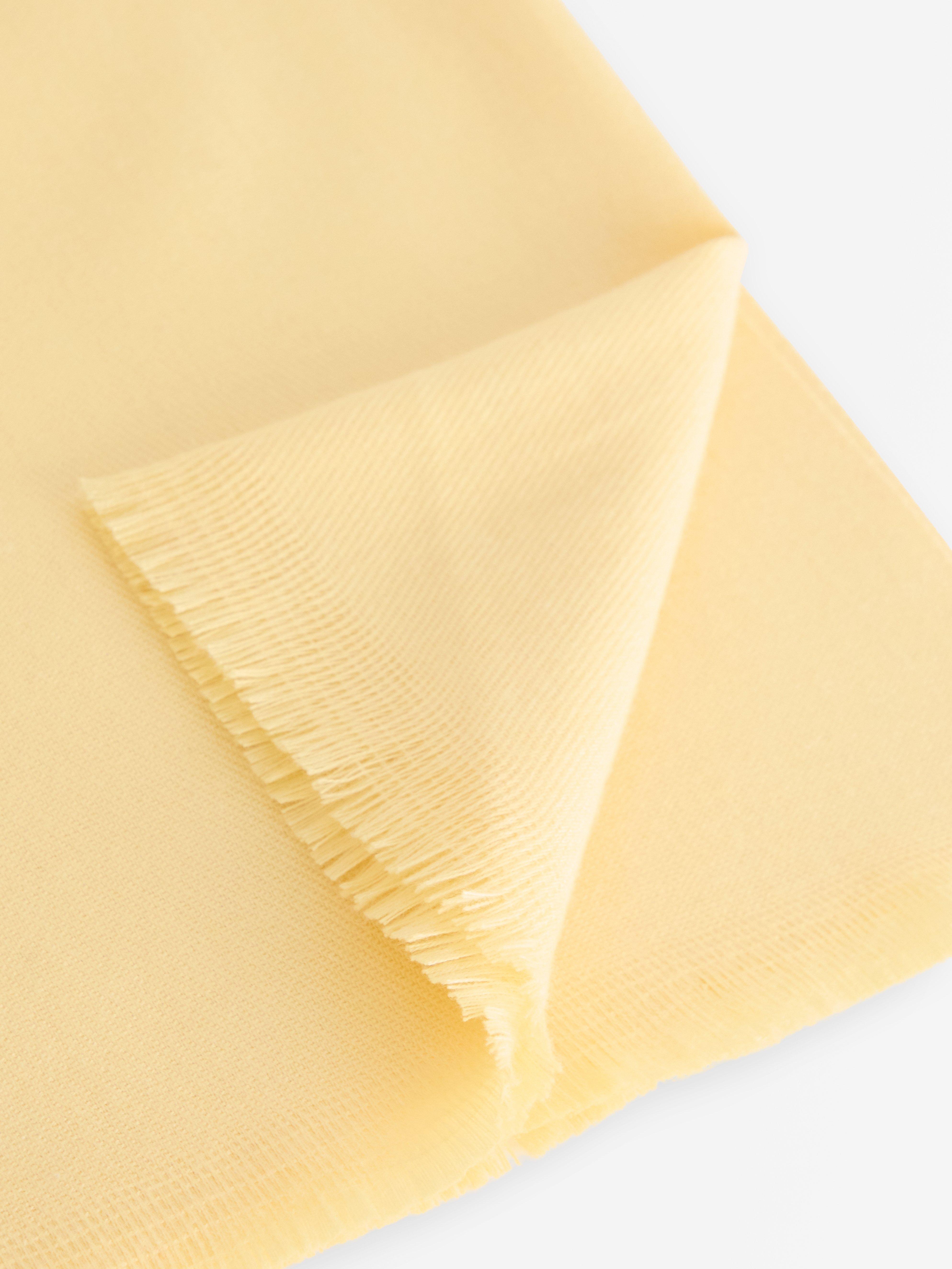 Grande écharpe jaune clair poudré
