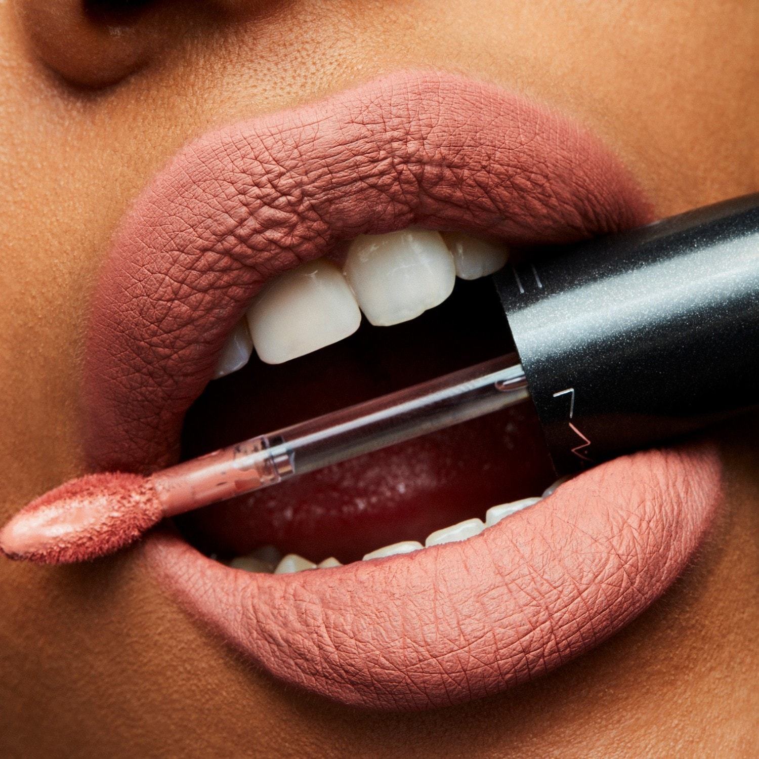 MAC Lippenstift Susipažinkite su savo matiniais Retro Matte skystais lūpų dažais - 5 ml