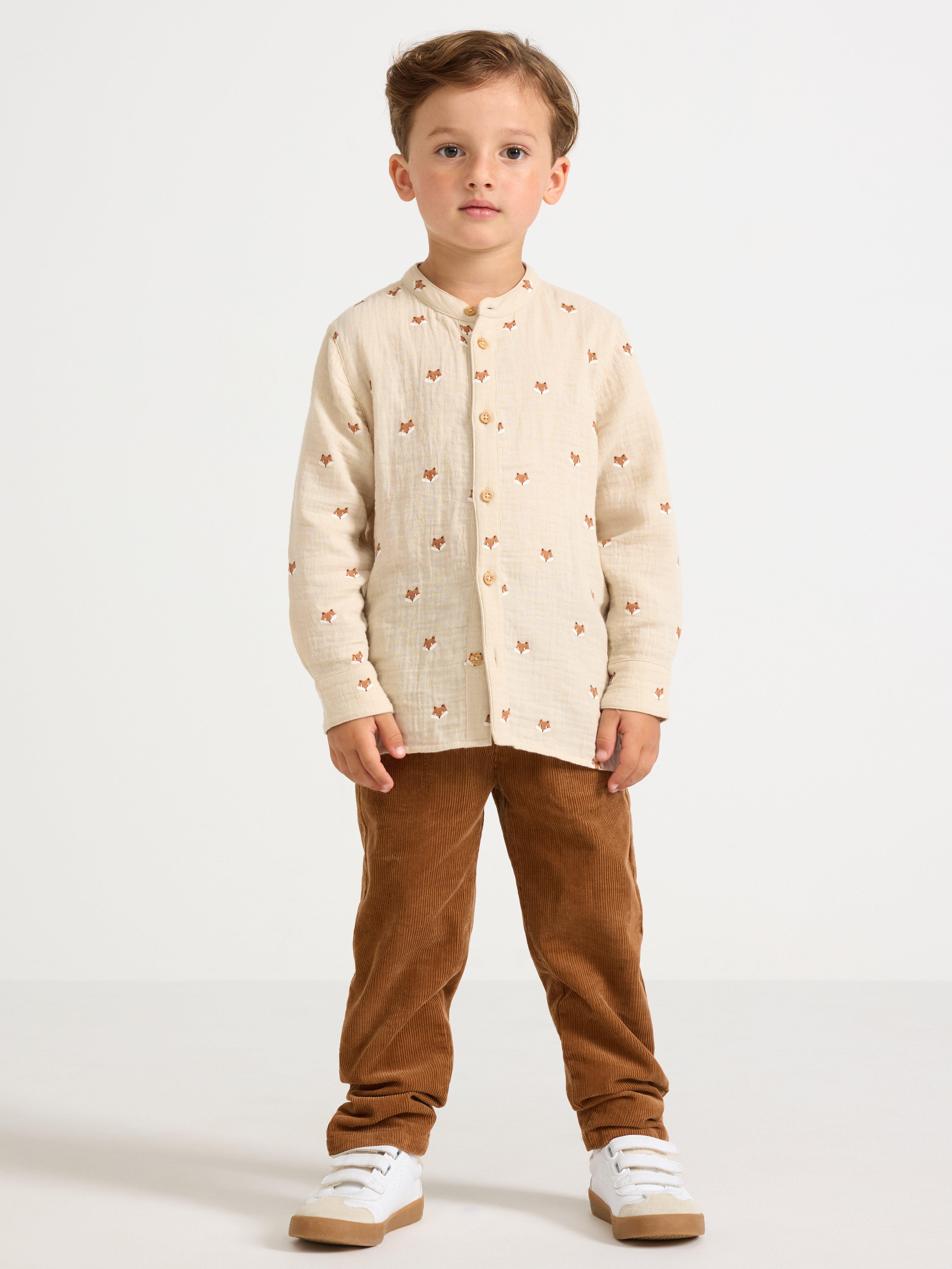 Camisa de algodón color beige claro.