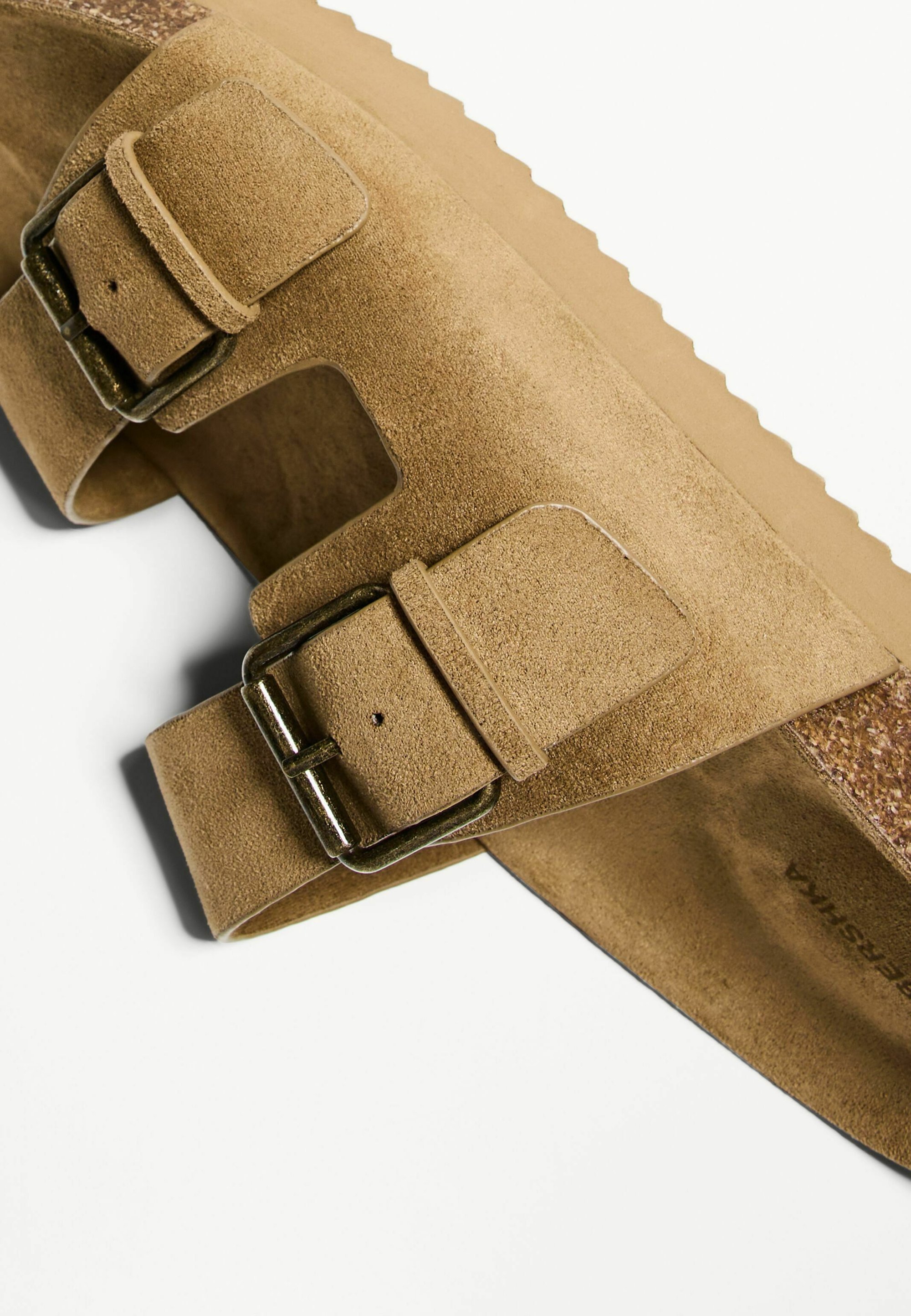 Bershka FIBBIA - SLIDER PIATTO - Mules - sabbia