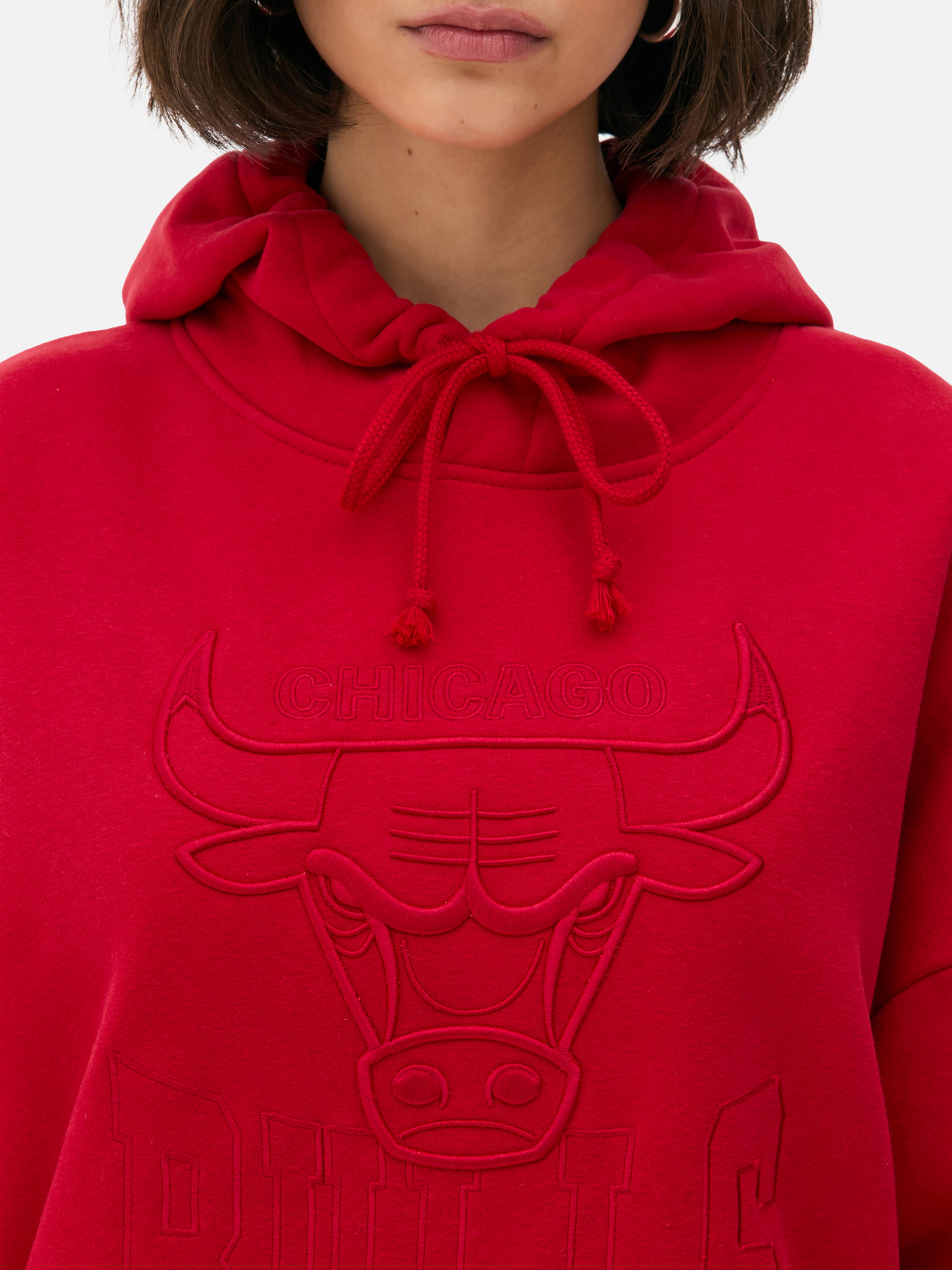 Hozzáillő NBA Chicago Bulls kapucnis pulóver. Ennek az NBA kapucnis pulóvernek a viselése hozzáillő melegítőnadrággal gyerekjáték.