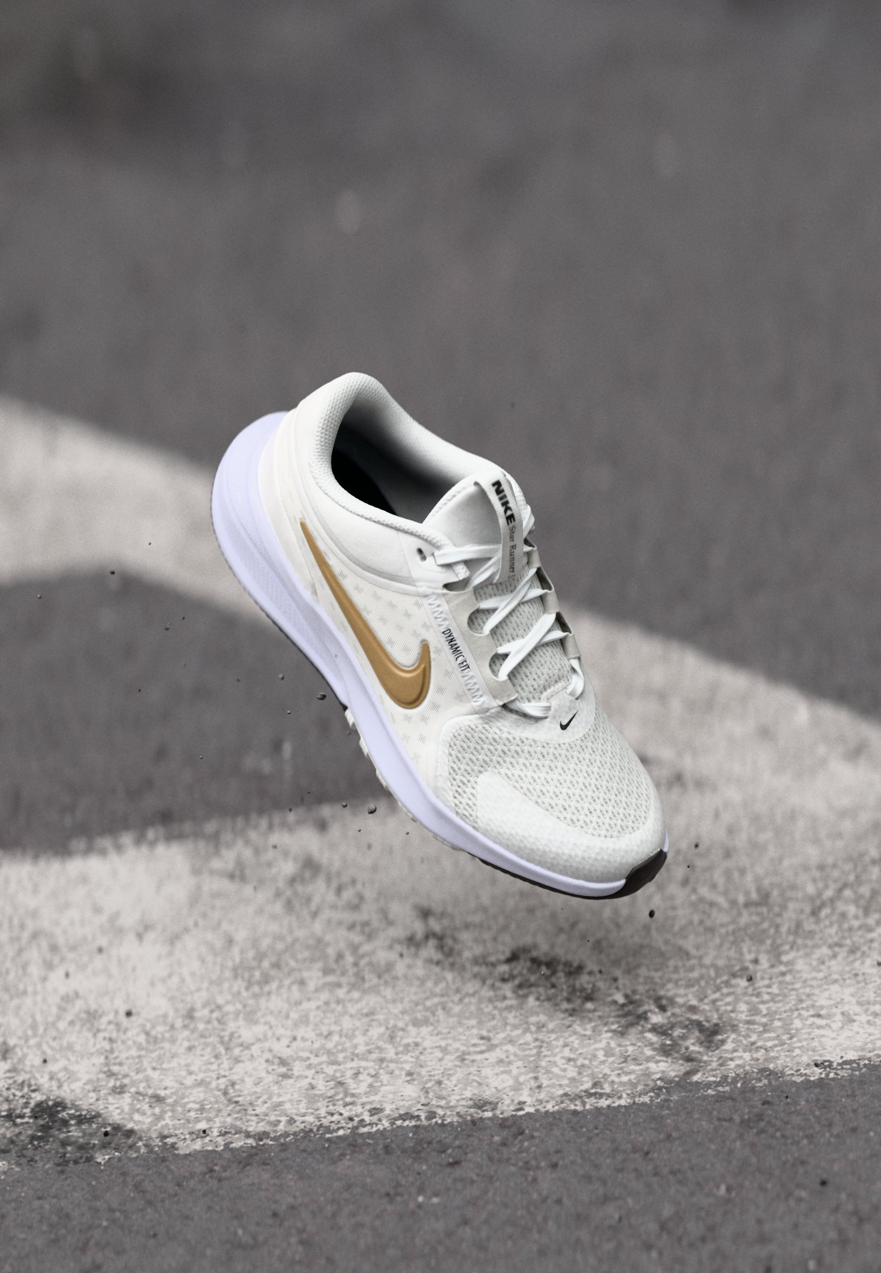 Nike Performance STAR RUNNER 5 UNISEX - Hardloopschoenen voor op de weg - platinakleurige tint/metallic goudkleurig/zwart