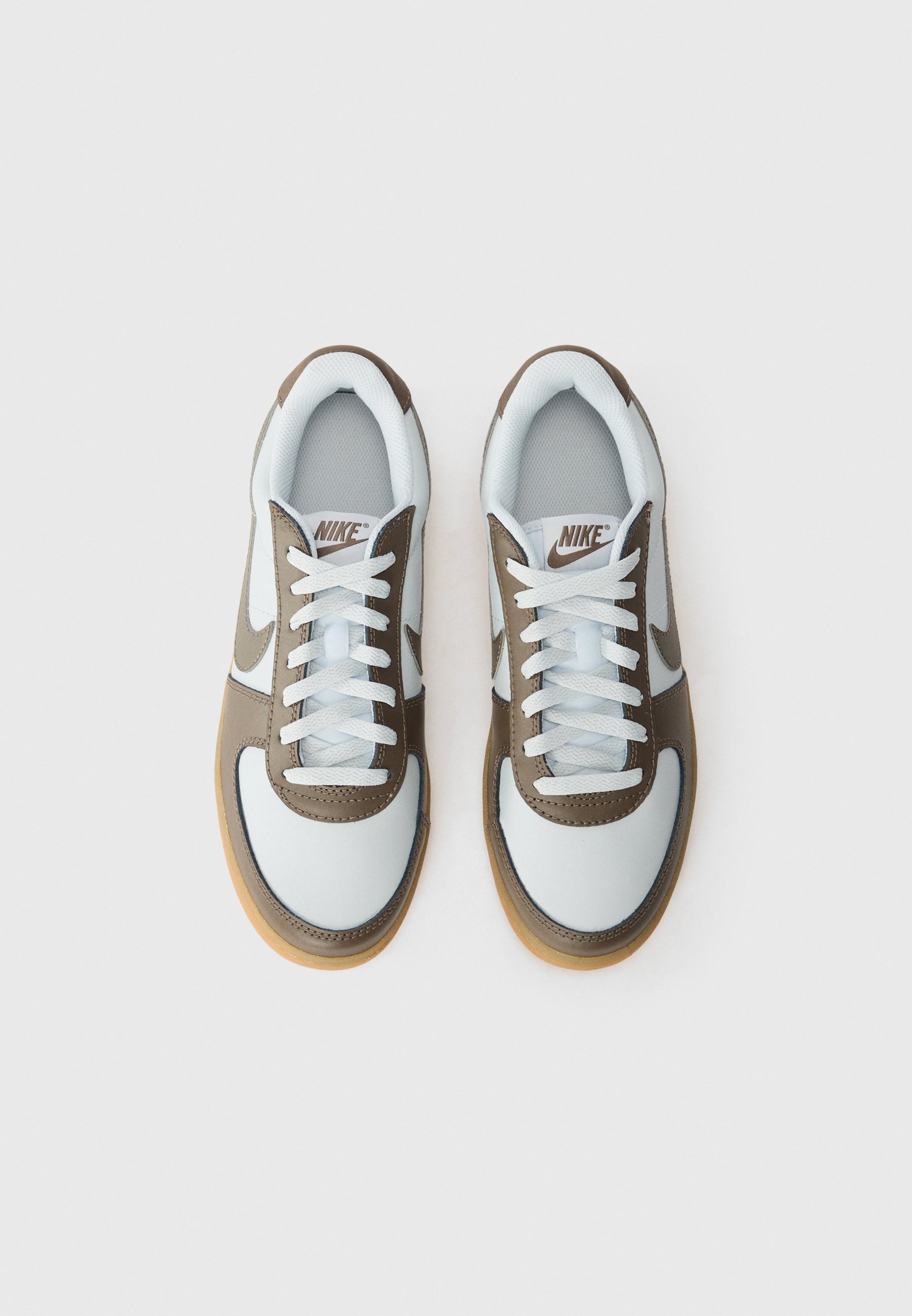 Nike Sportswear FIELD GENERAL UNISEX - Vabaajajalatsid - puhas plaatinavärvi/raudkivi/kummikollane