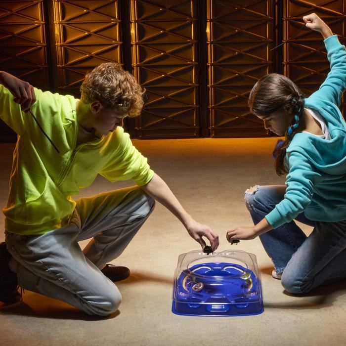 Beyblade X Set de combat Descente-choc avec arène Beystadium, 2 toupies et 2 lanceurs, dès 8 ans