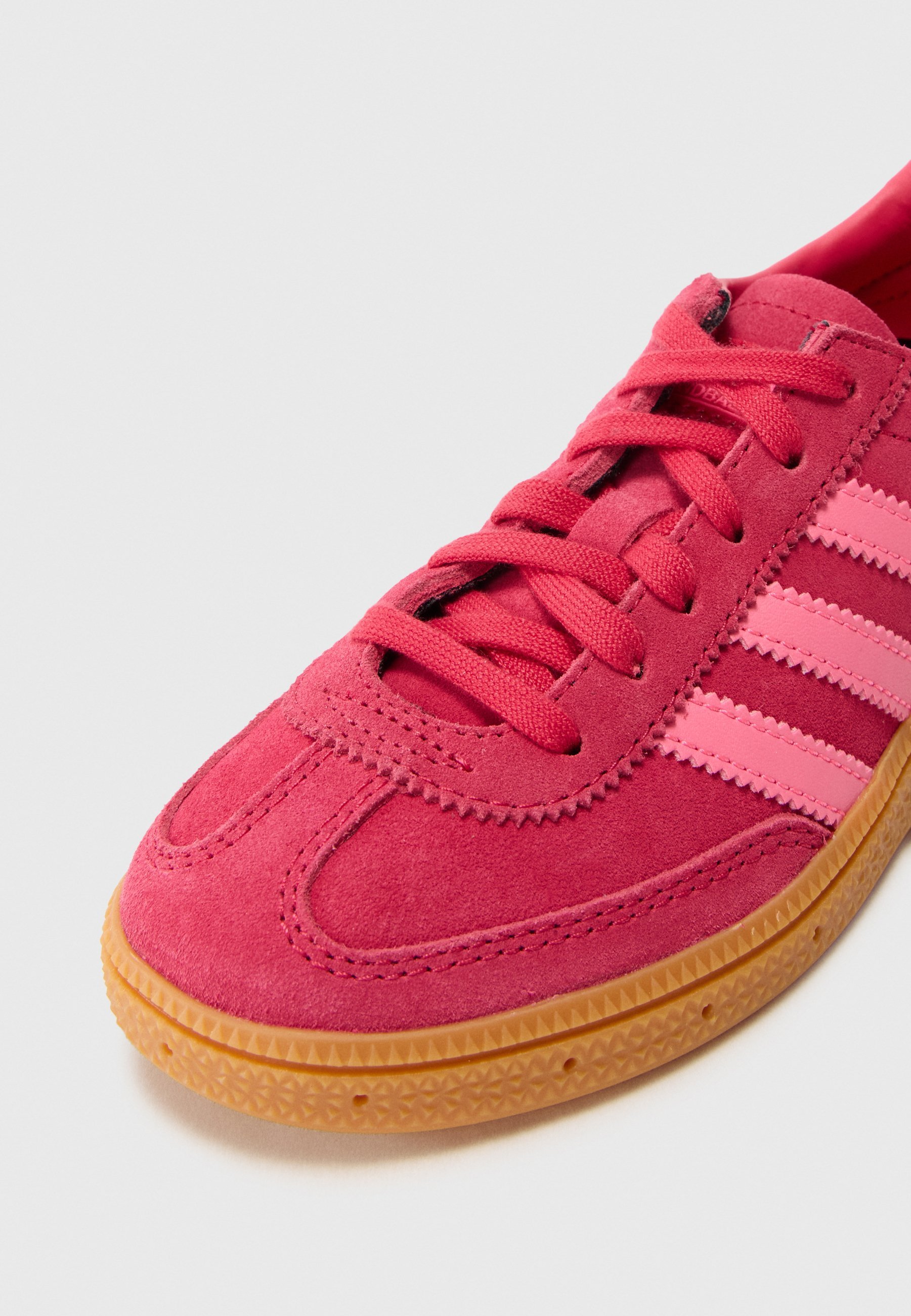 adidas Originals HANDBALL SPEZIAL UNISEX - Sneakers laag - ruby red/lucid pink/gum