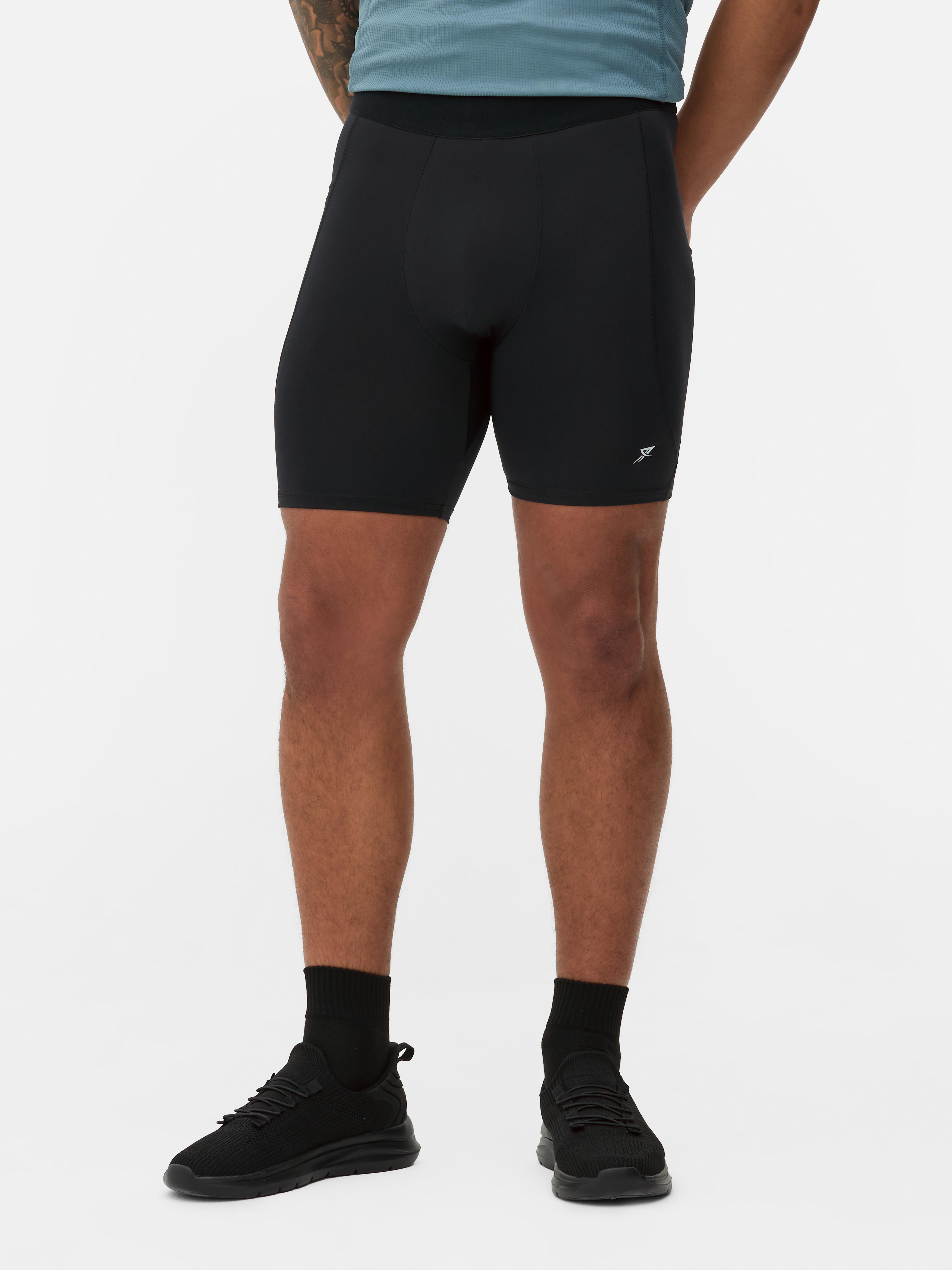 Pantaloni scurți sport elastici. Pantaloni scurți sport cu buzunar lateral și elasticitate suplimentară.