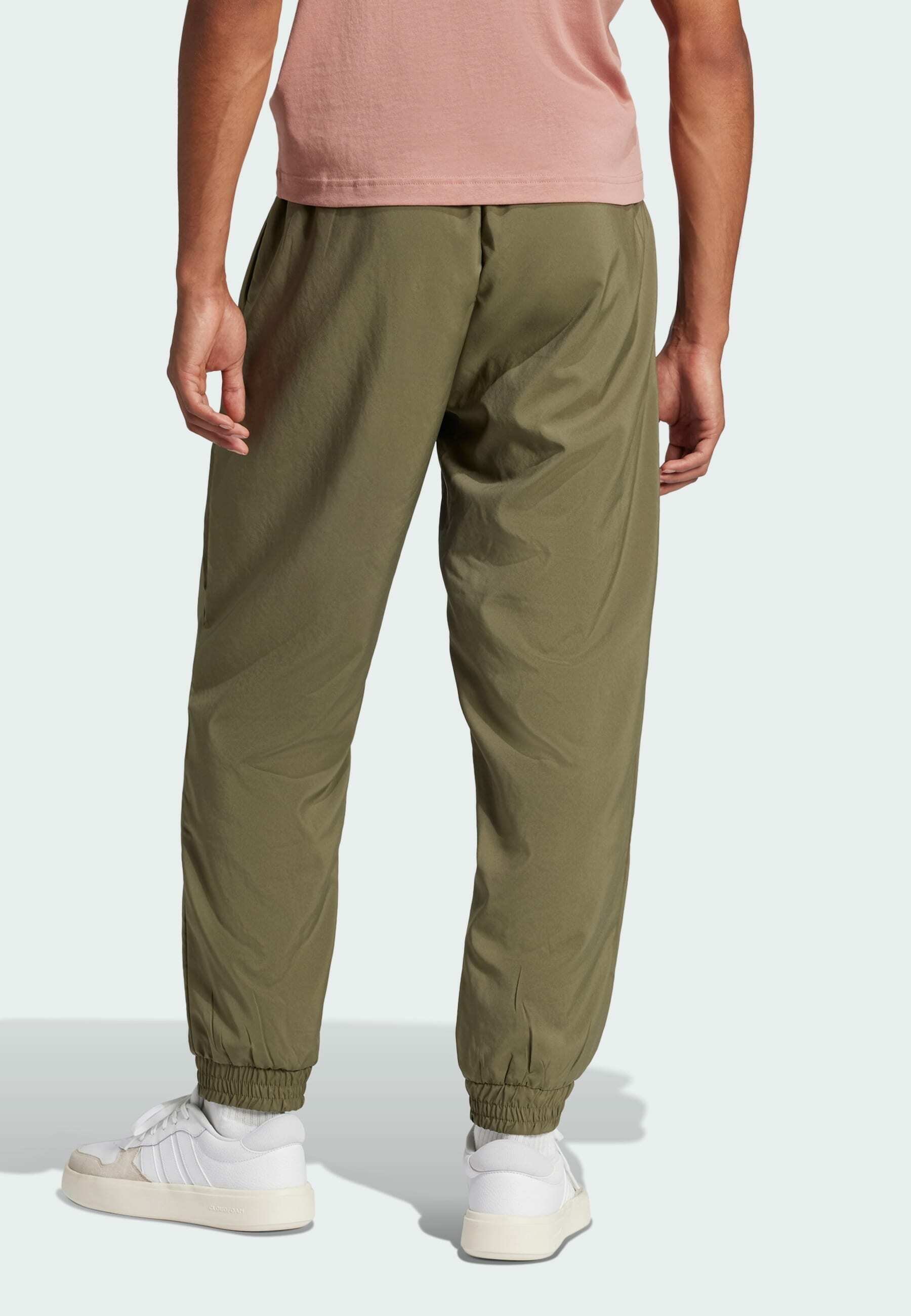 adidas Sportswear ESSENTIALS SMALL STANFORD - Trainingsbroek - olijfgroen strata zwart
