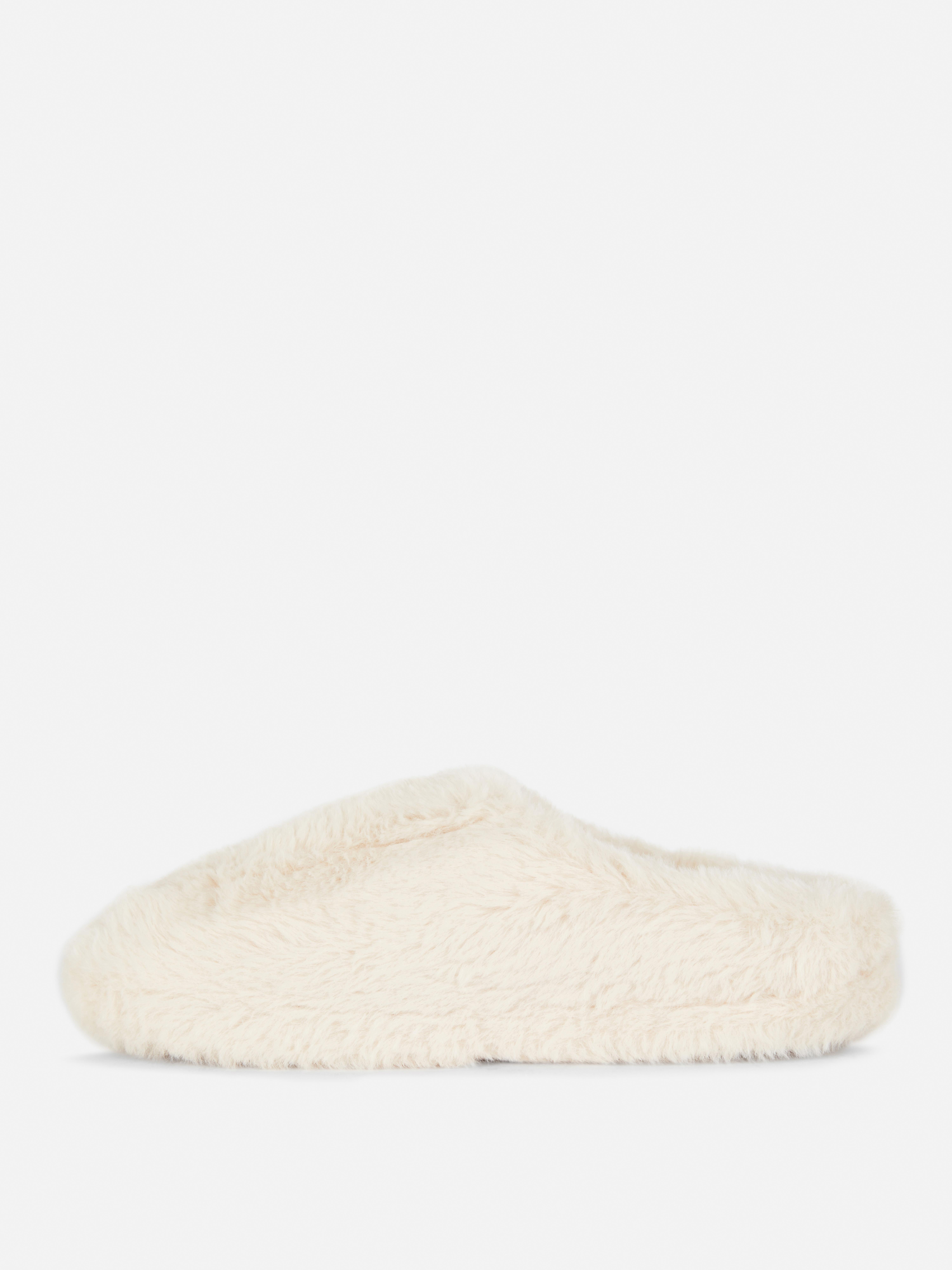 Papuci din blană artificială. Atingeți un nou nivel de confort cu aceste slip-ons pufoase.
