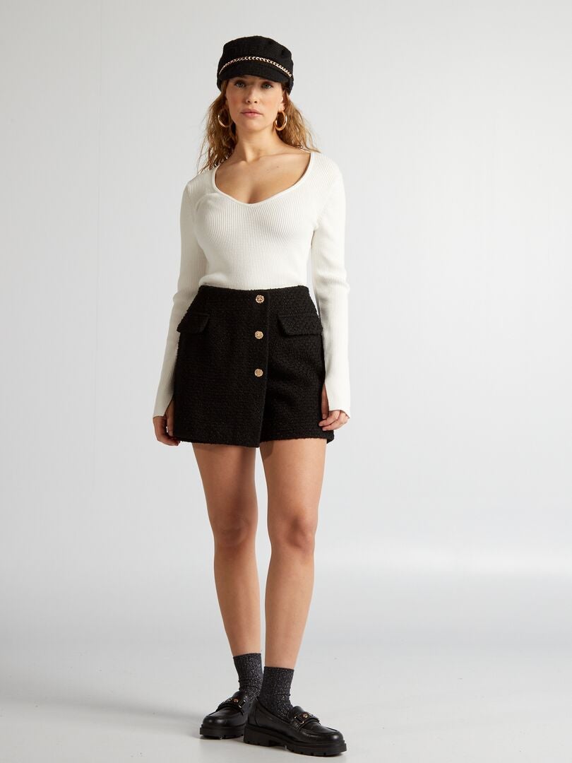Shorts met rokje-effect en sierknopen - zwart