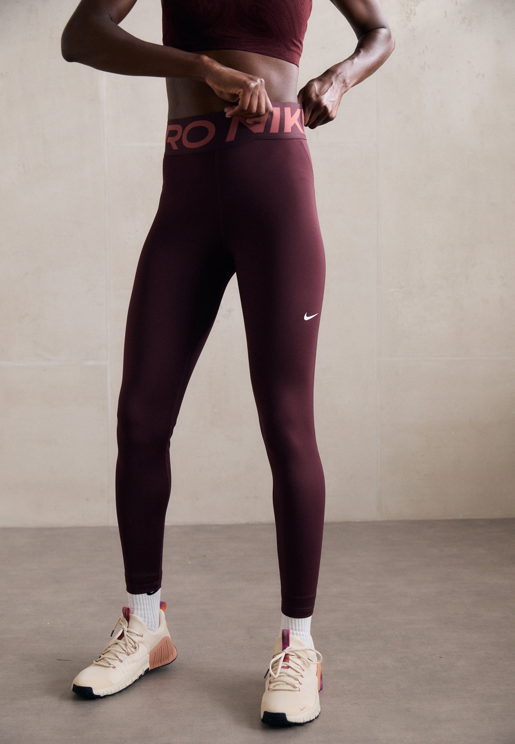 Nike Performance SCULPT - Leggings - bordeauxrood/wit