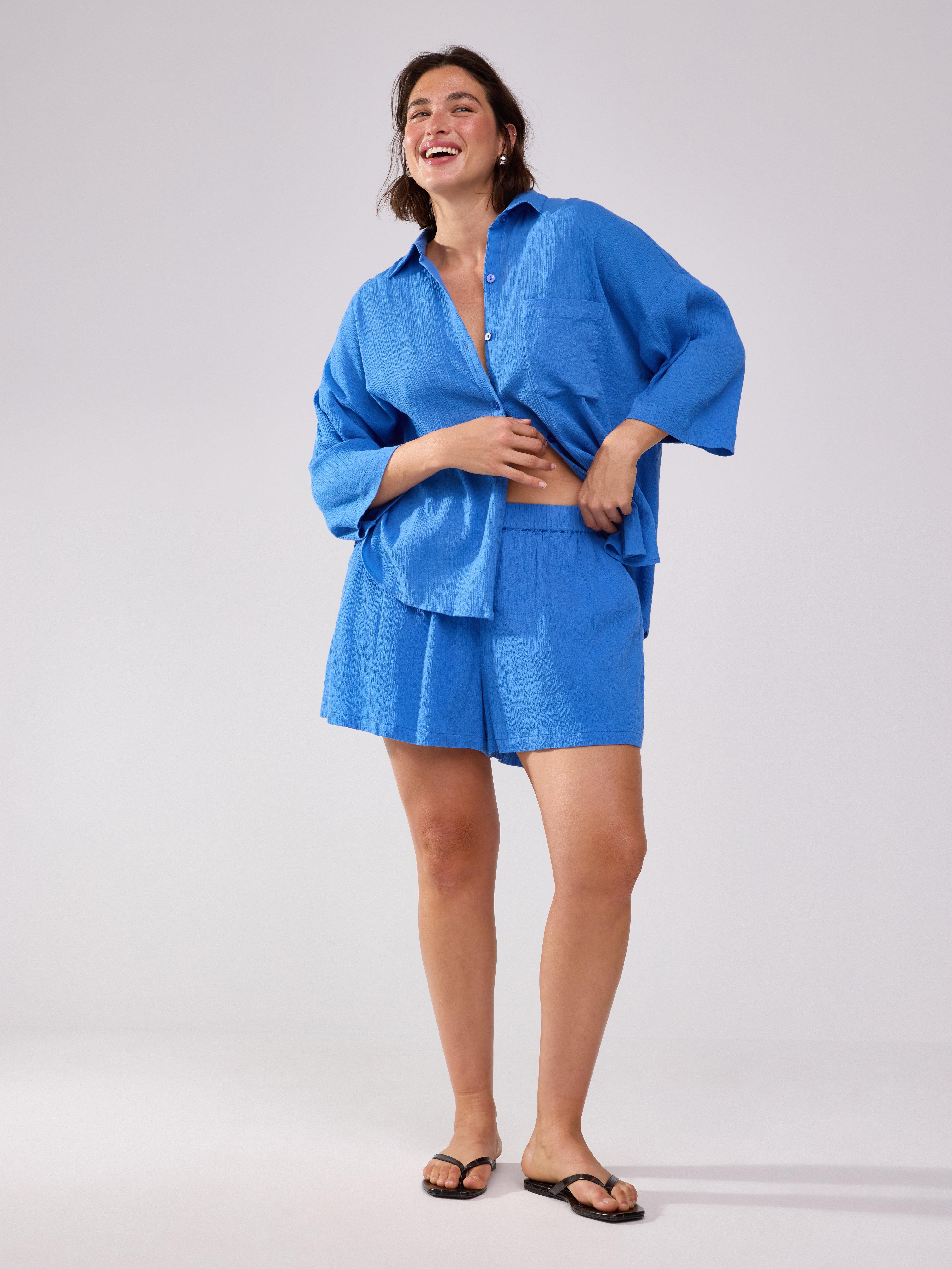 Camisa arrugada de manga corta azul