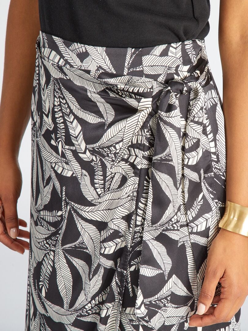 Saia midi com corte envelope - PRETA