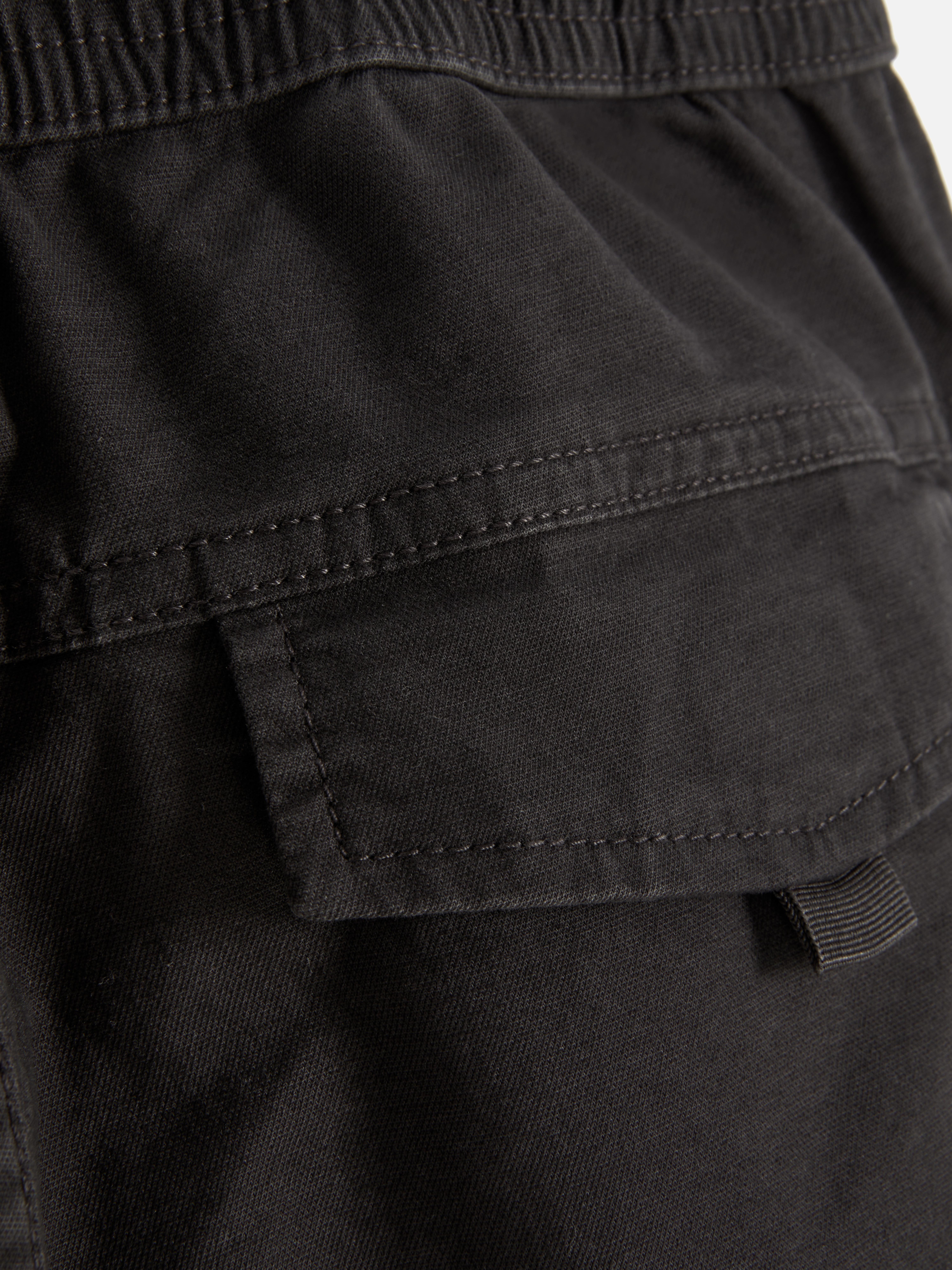 Pantaloni cargo lejeri cu manșete la gleznă. Acești pantaloni cargo sunt eleganți și practici.