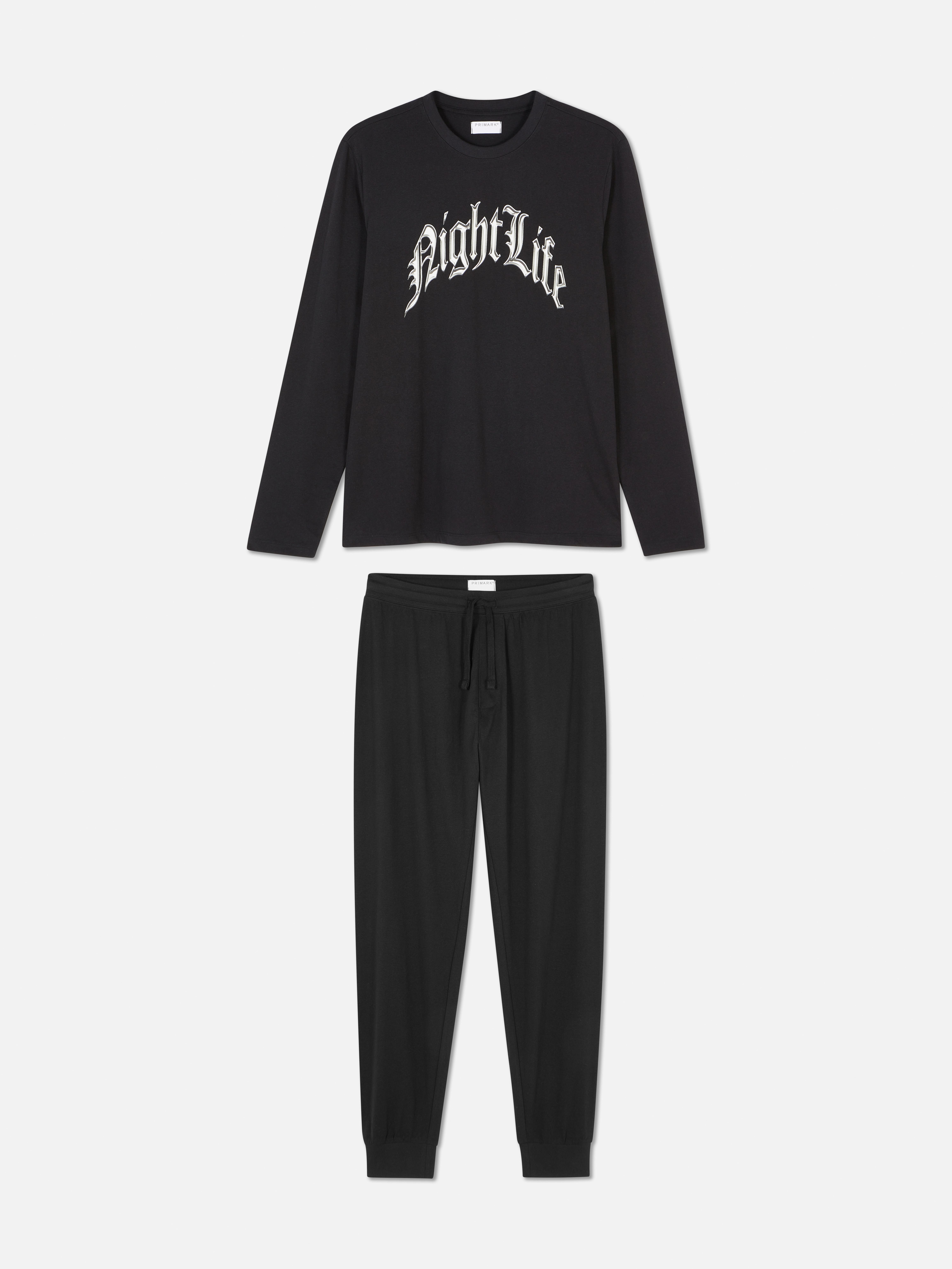 Pijamale din jerseu. Un set de pijamale cu un top cu logo-ul unui număr și pantaloni din jerseu asortați.