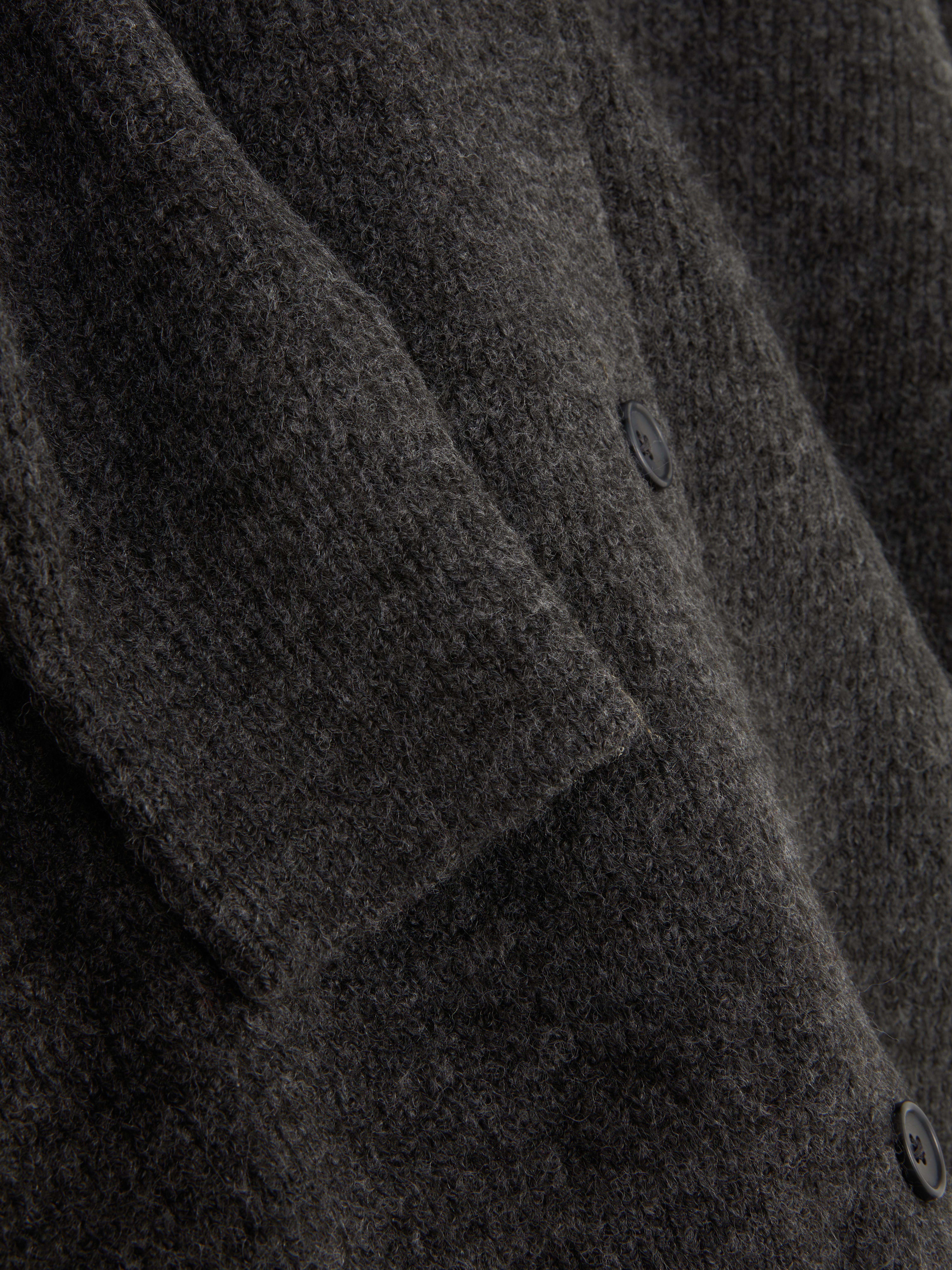 Cardigan con scollo a V e vestibilità comoda. Questo cardigan con bottoni, vestibilità comoda e spalle scese è un classico elegante.