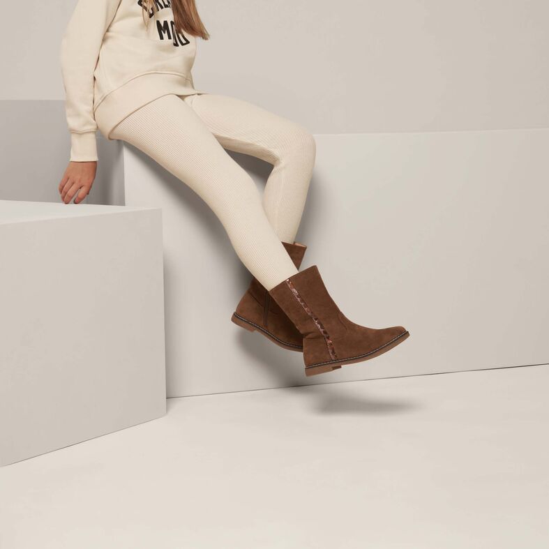Botas marrones para niña