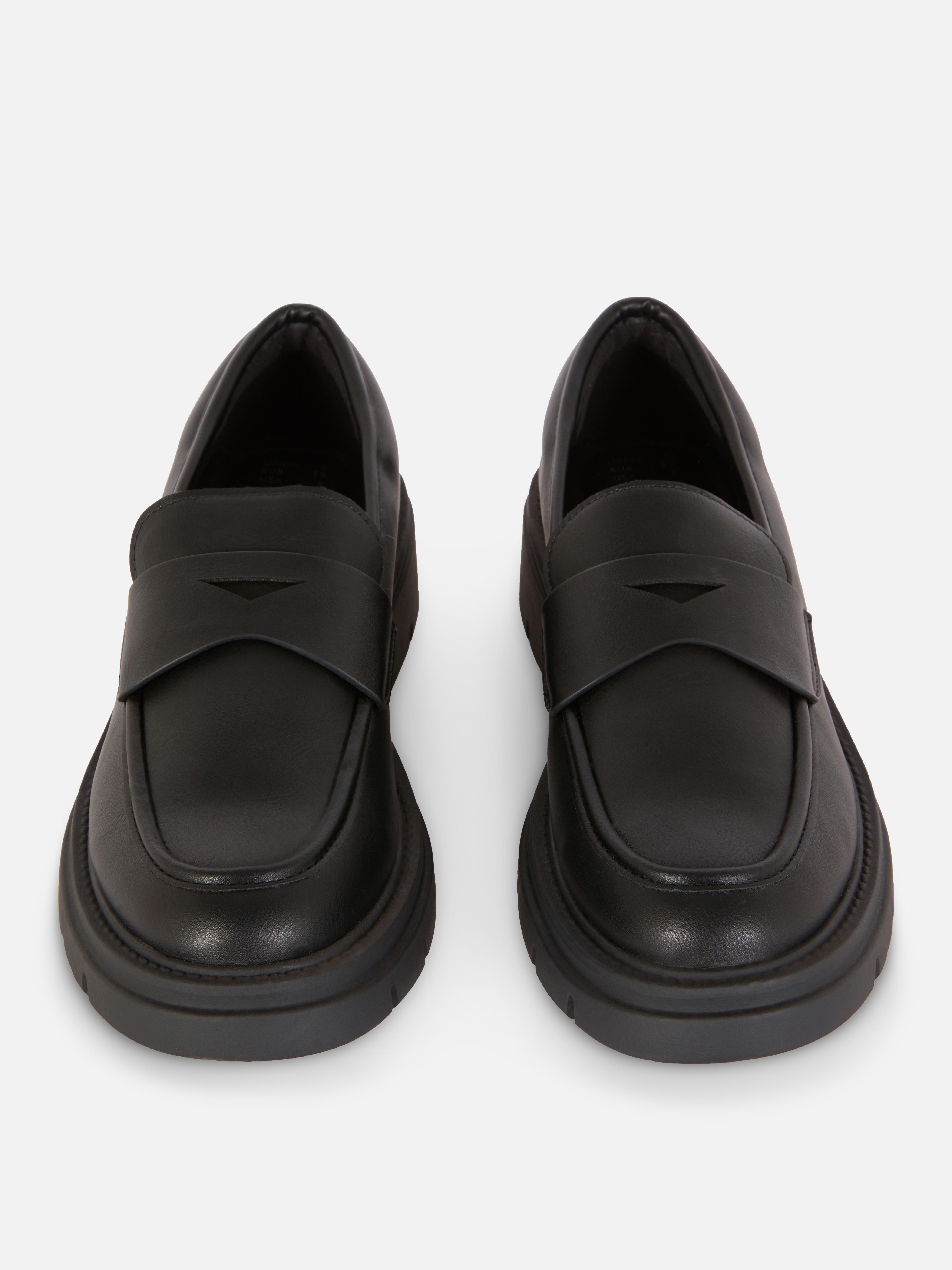 Mocasini din piele ecologică cu talpă groasă. Acești mocasini din piele ecologică ies în evidență prin designul lor elegant și talpa groasă modernă.
