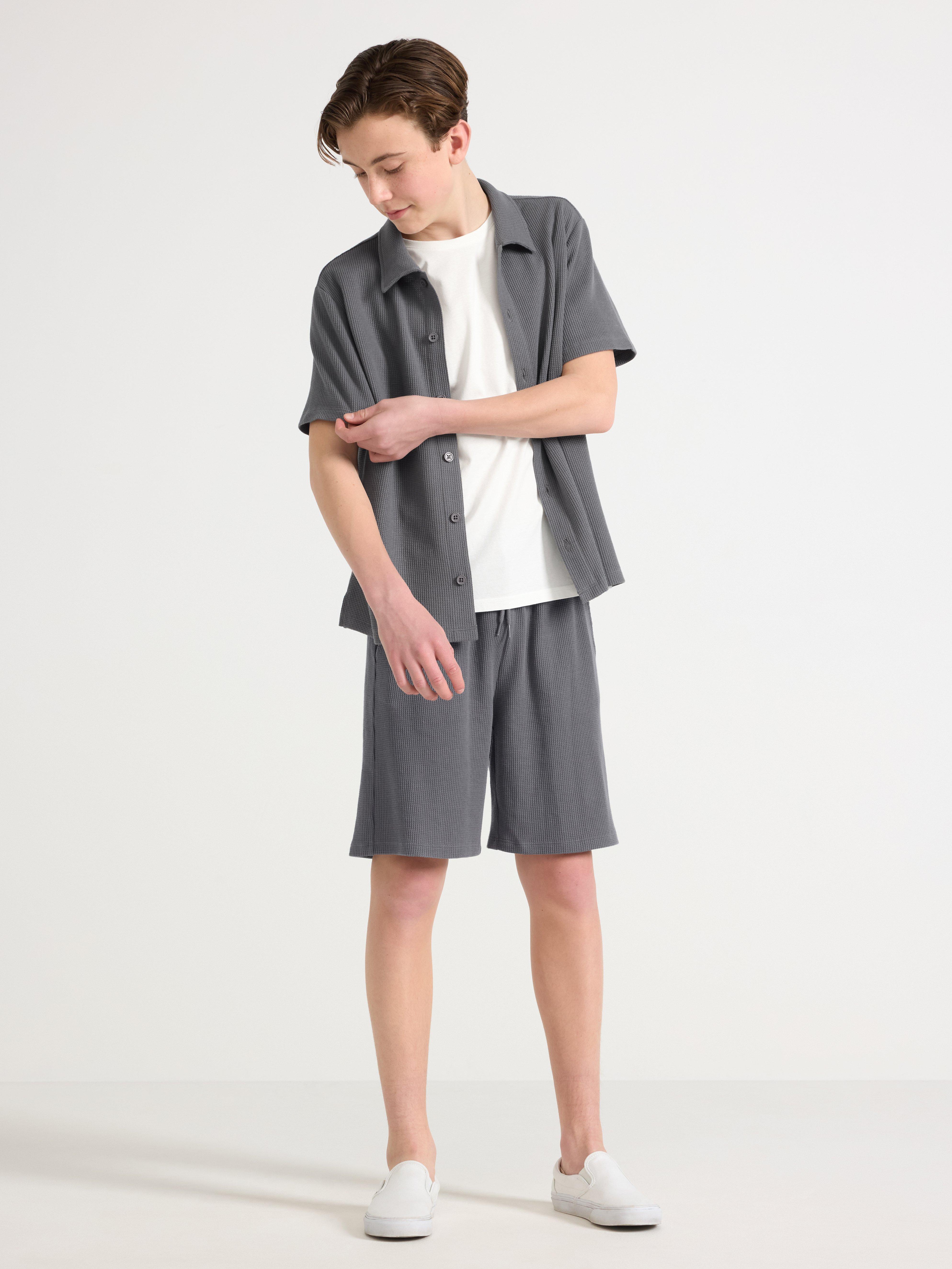 Pantalones cortos con estructura de gofre, color gris oscuro empolvado.