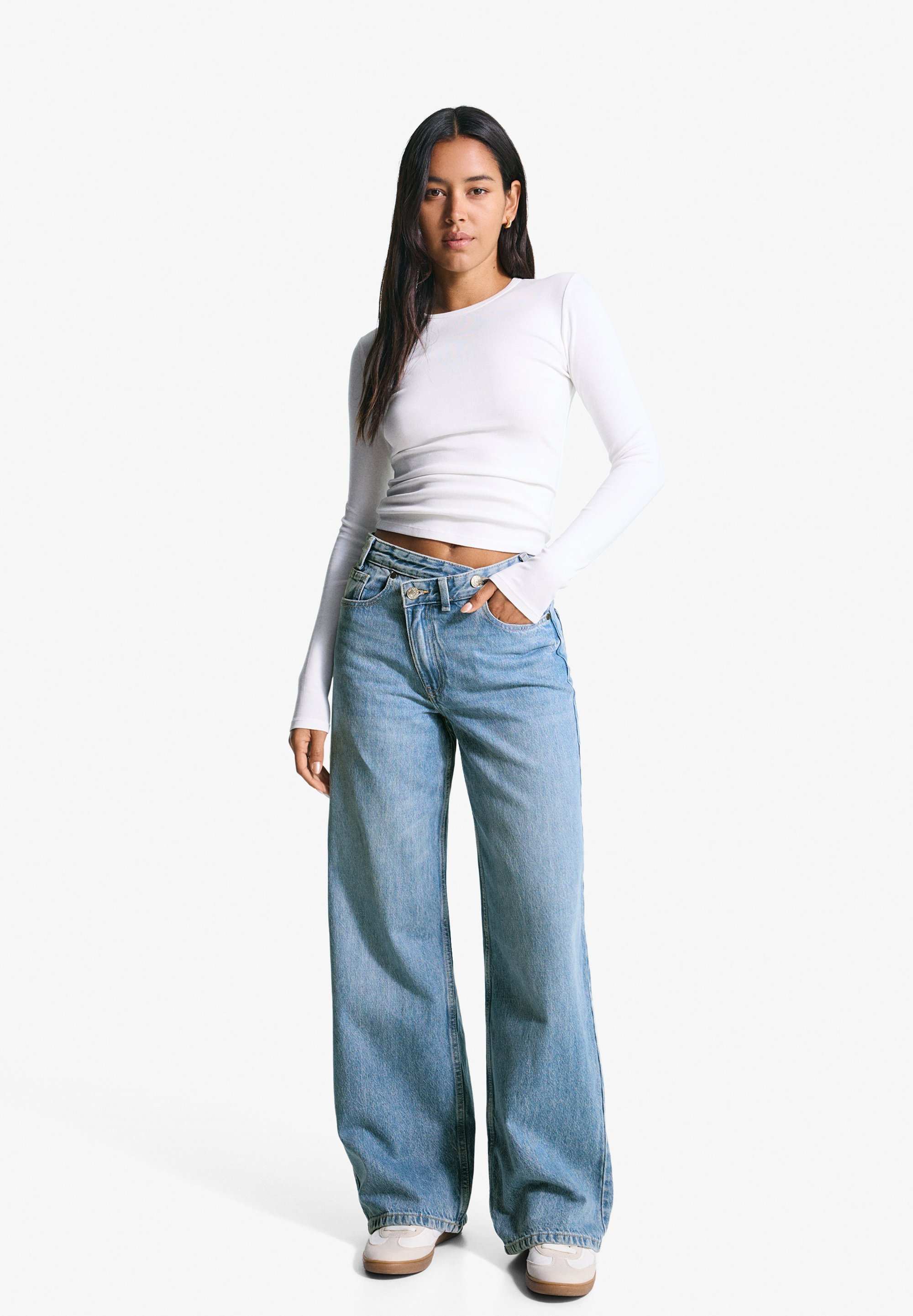 Bershka WIDE - Relaxed fit jeans - lichtblauwe denim