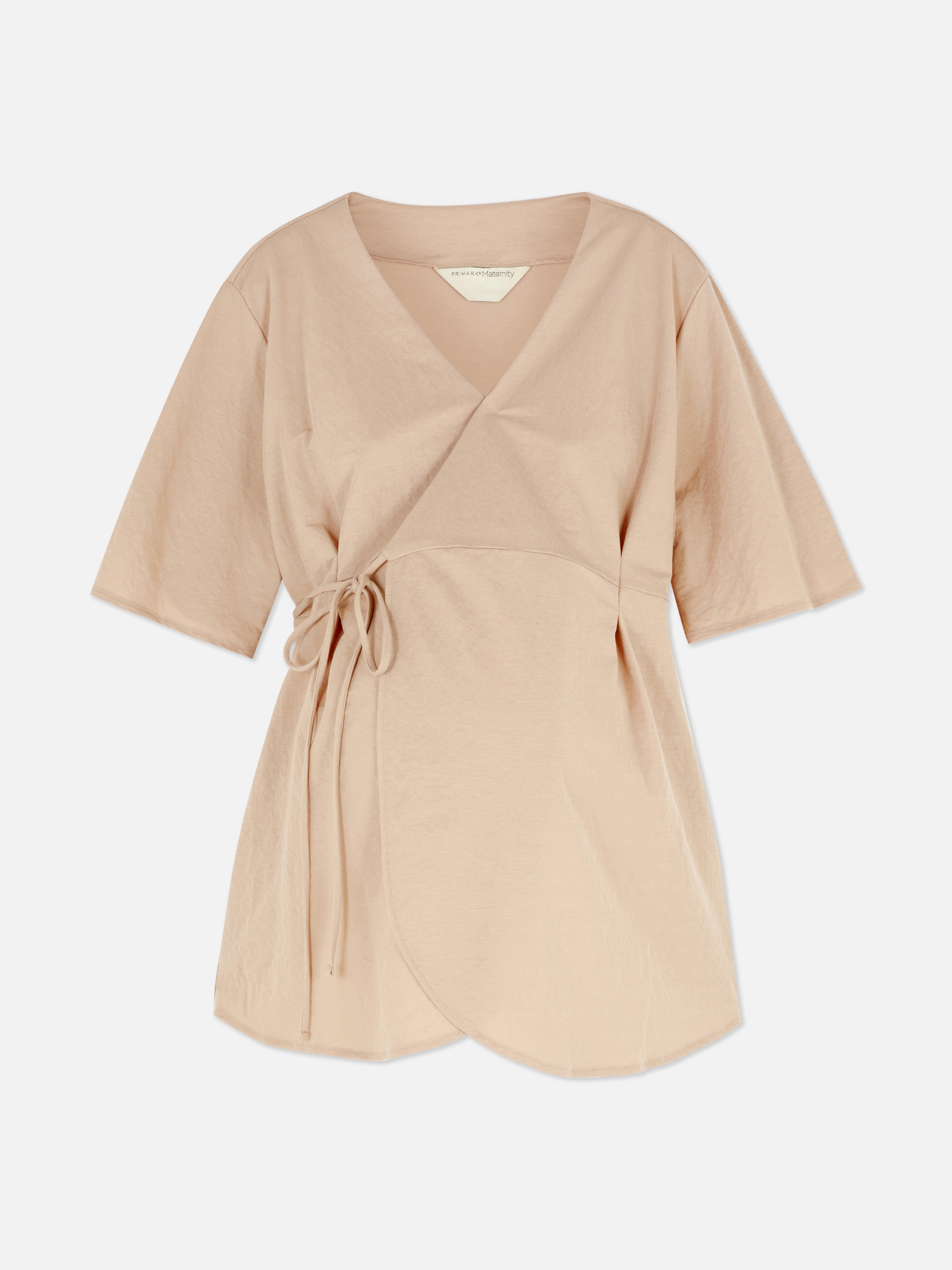 Zwangerschapswikkeltop Je vindt al je zwangerschapsbenodigdheden bij ons, zoals deze wikkeltop Product gemaakt van minimaal 50% duurzame viscose