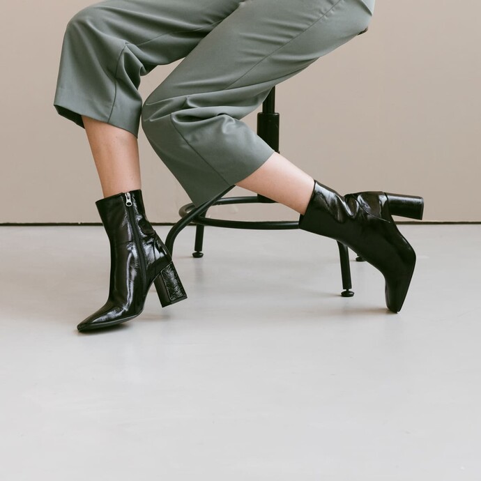 Bottines à talon  en cuir brillant noir