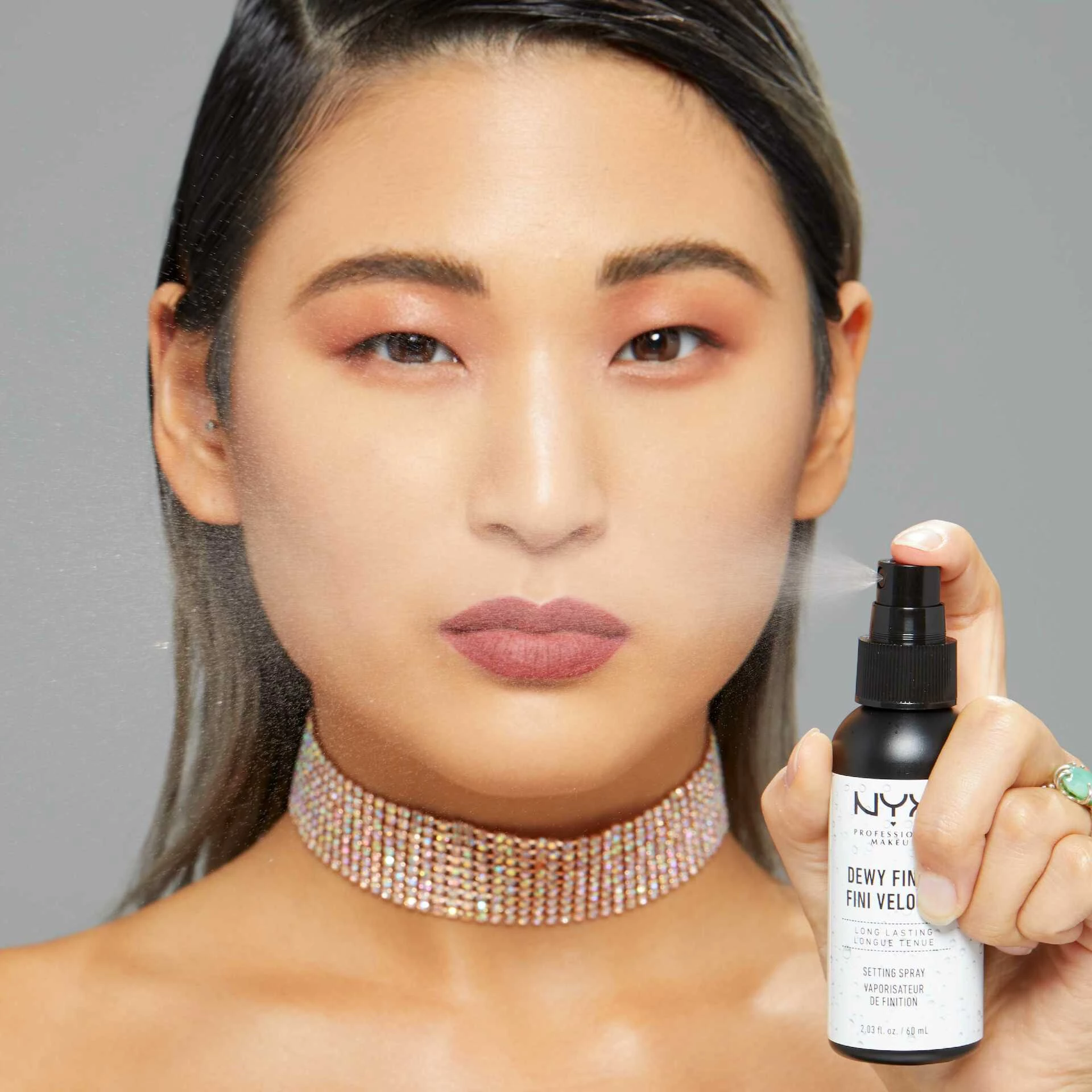 Dewy Finish sprej za fiksiranje šminke poklon 60 ml - NYX Professional Makeup