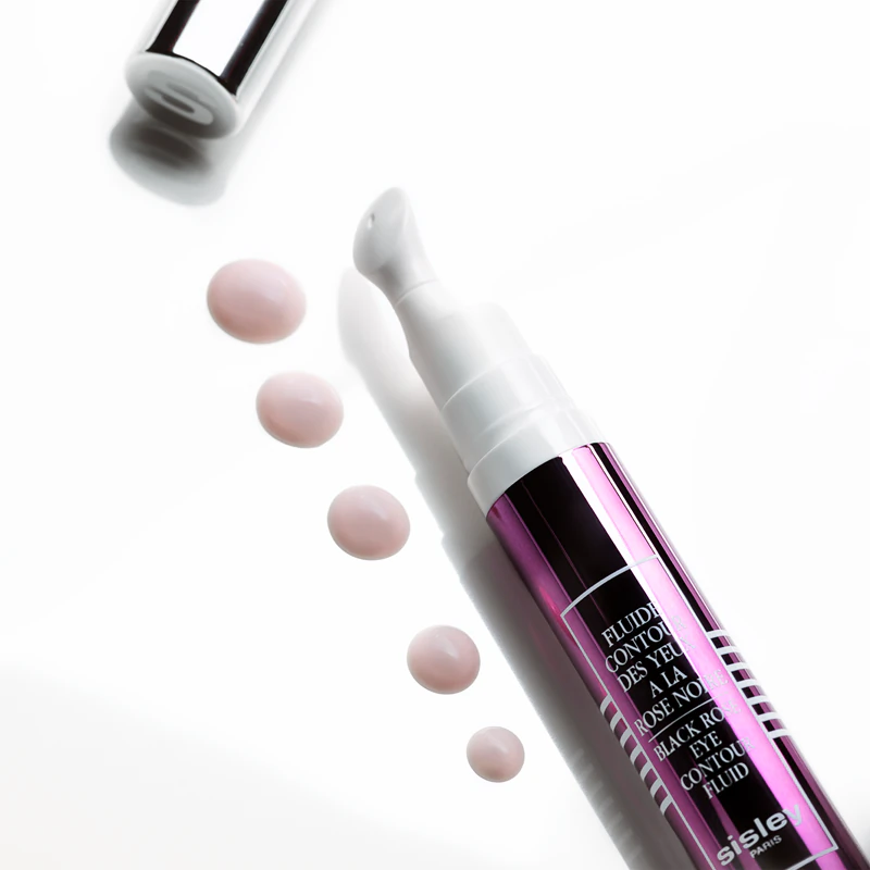 fluido para contorno dos olhos Black Rose da Sisley é um fluido iluminador e antirrugas para a área dos olhos com efeito revitalizante.