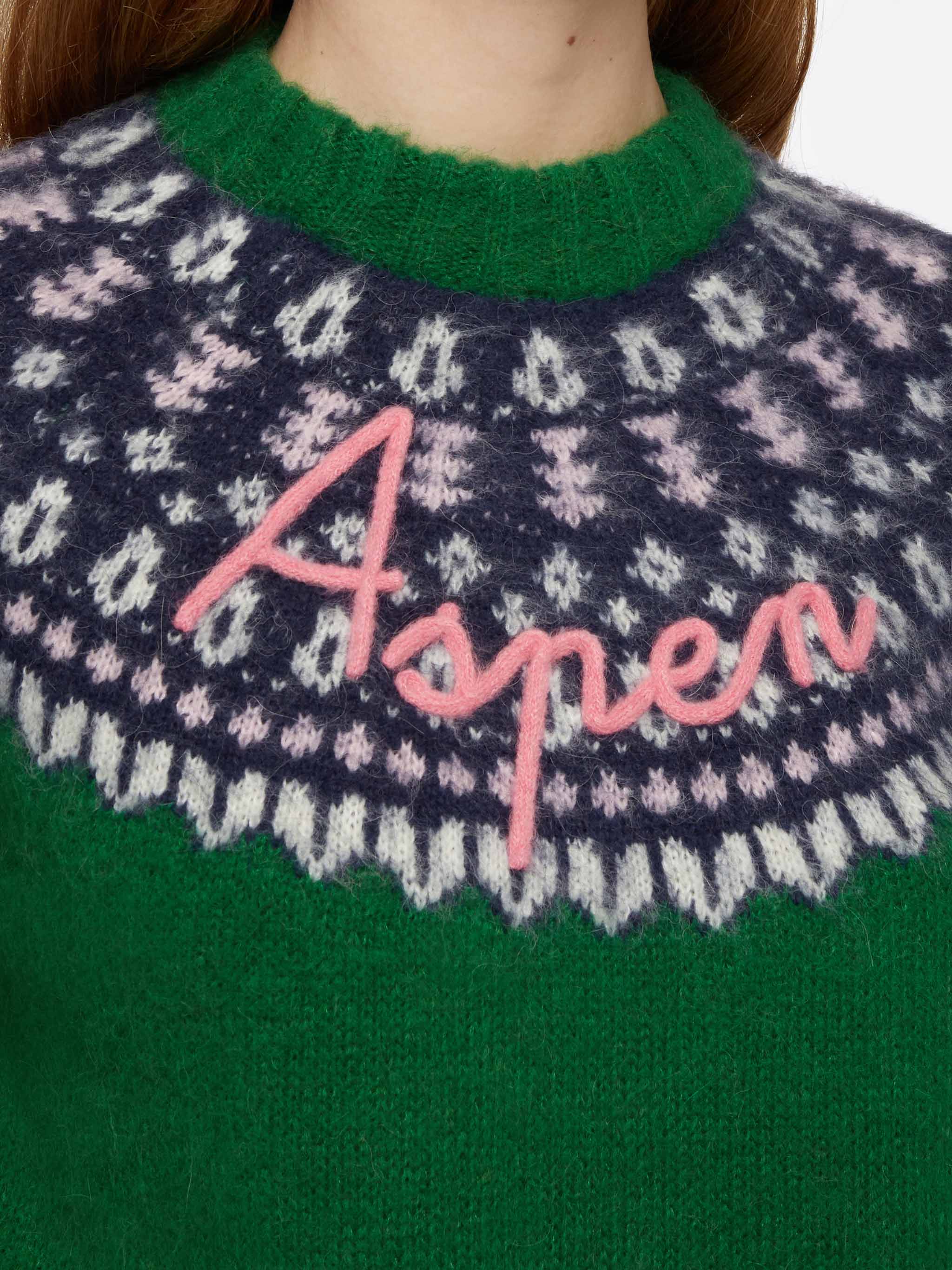 Jersey Queen Nordic verde suave con jacquard Fair Isle y bordado Aspen.