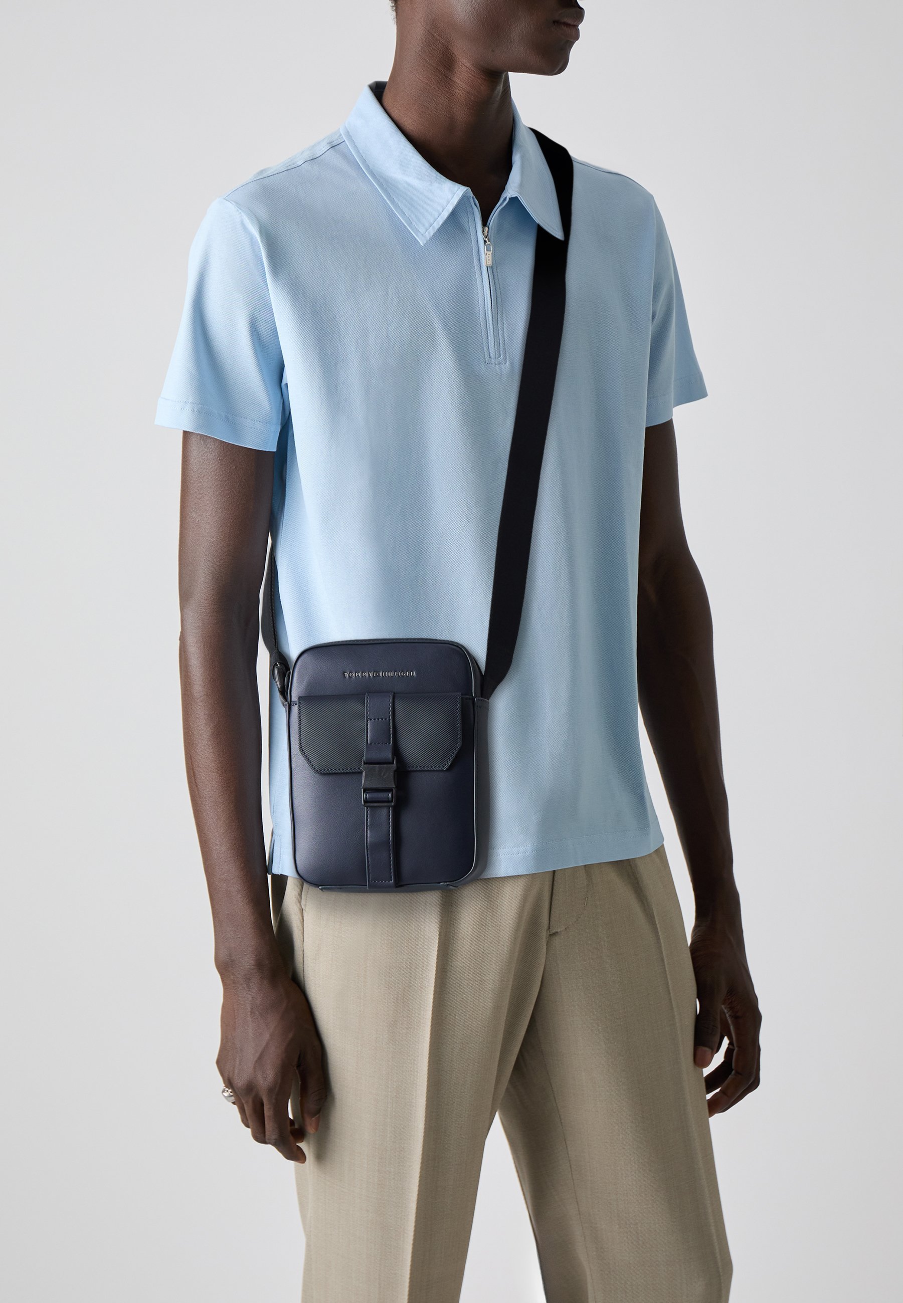 Tommy Hilfiger FOUNDATION MINI REPORTER - Bolsa transversal - azul espacial