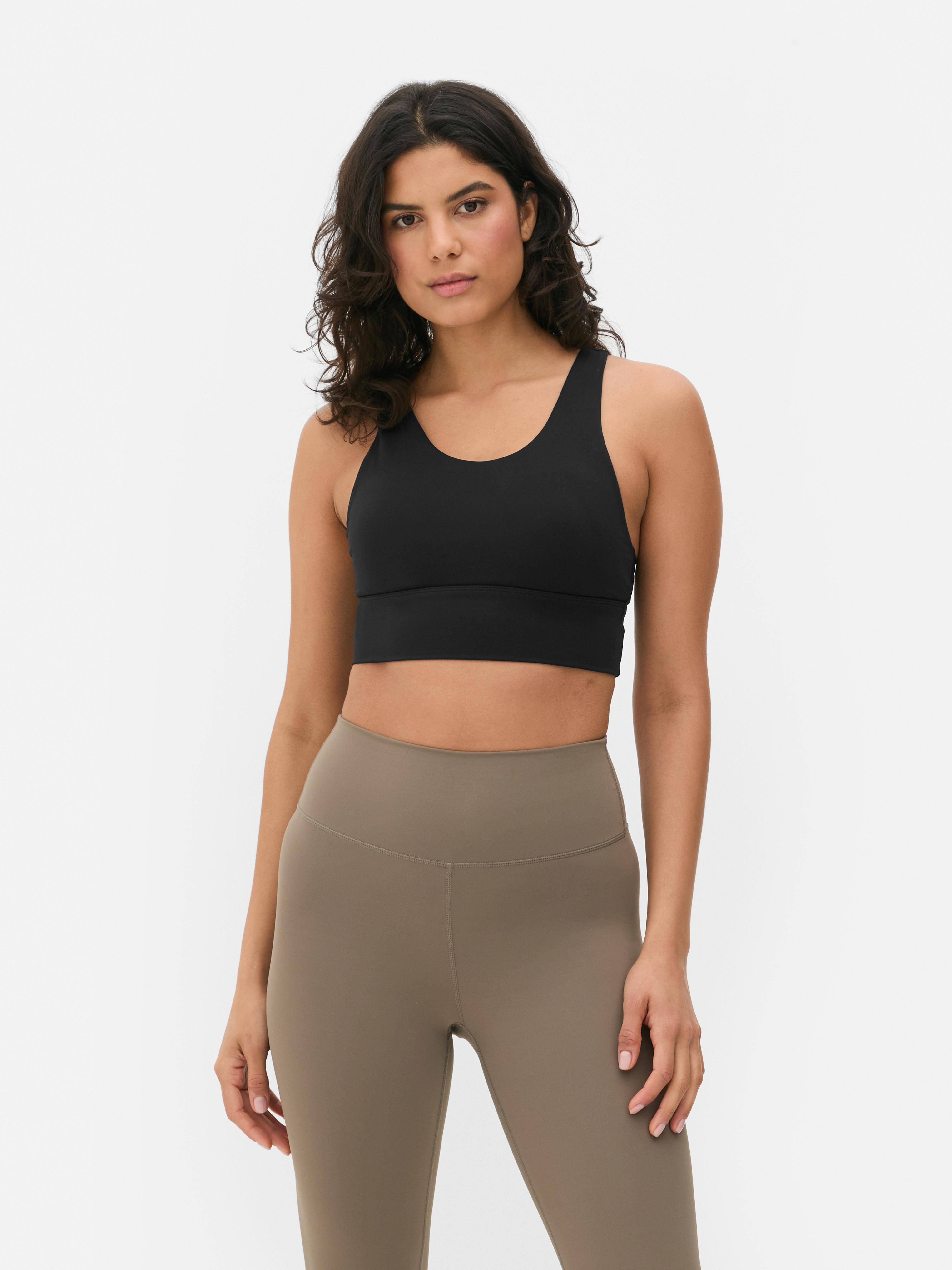 Top scurt, moale, cu imprimeu floral. Un top scurt confortabil și elegant pentru colecția ta sport.