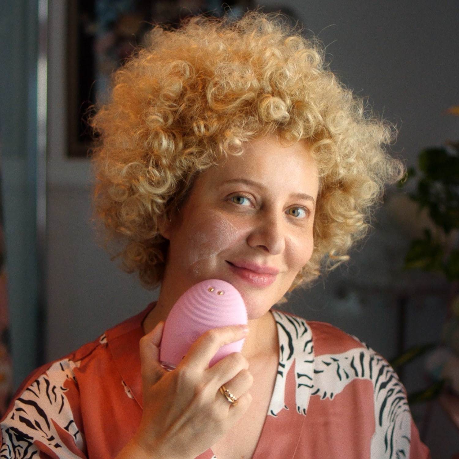 Elektrický masážny prístroj na tvár FOREO LUNA™ 4 Plus – 1 kus