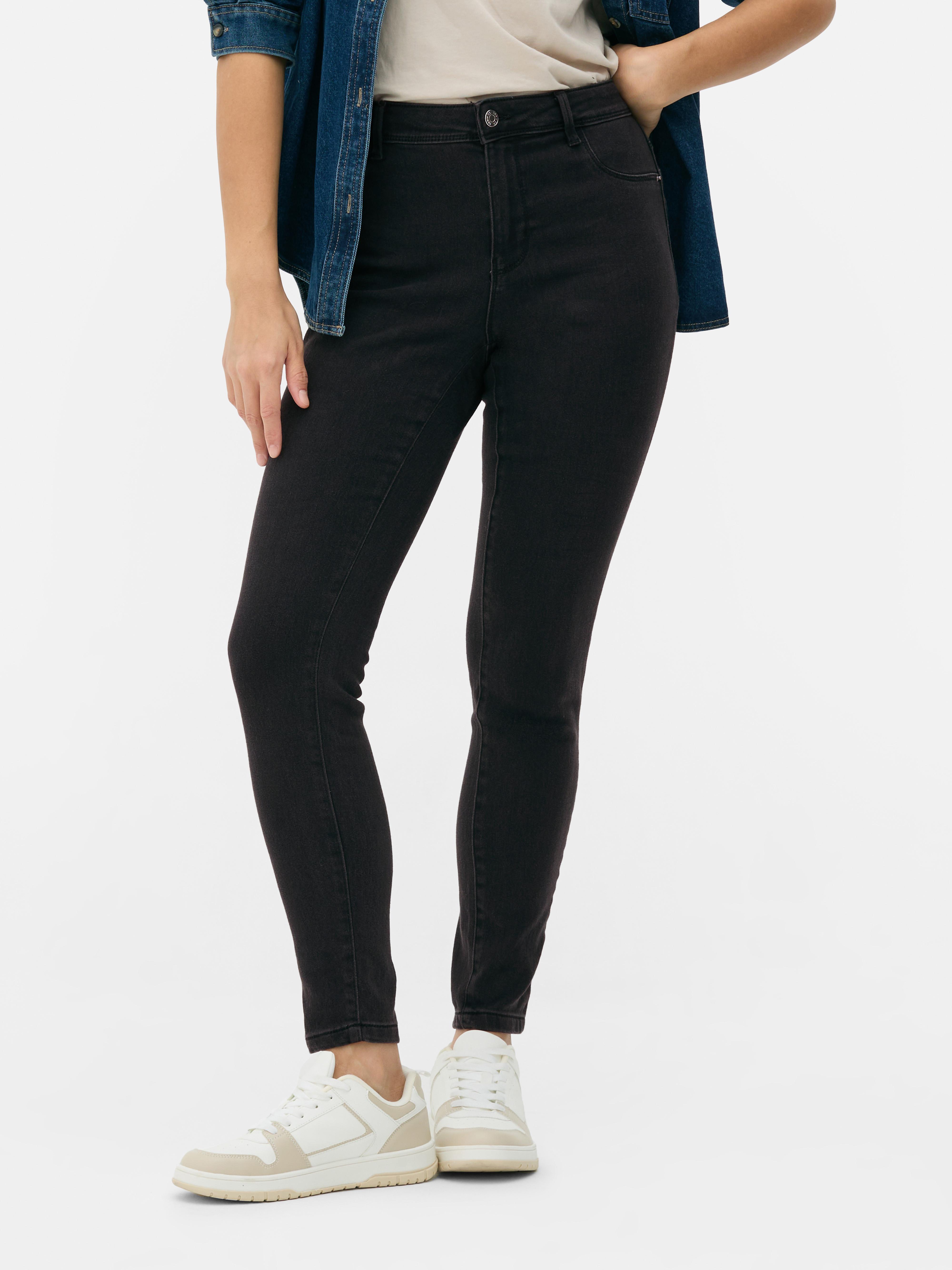 Blugi skinny simpli cu talie medie. Blugii sunt un must-have, iar noi adorăm acest stil mulat.