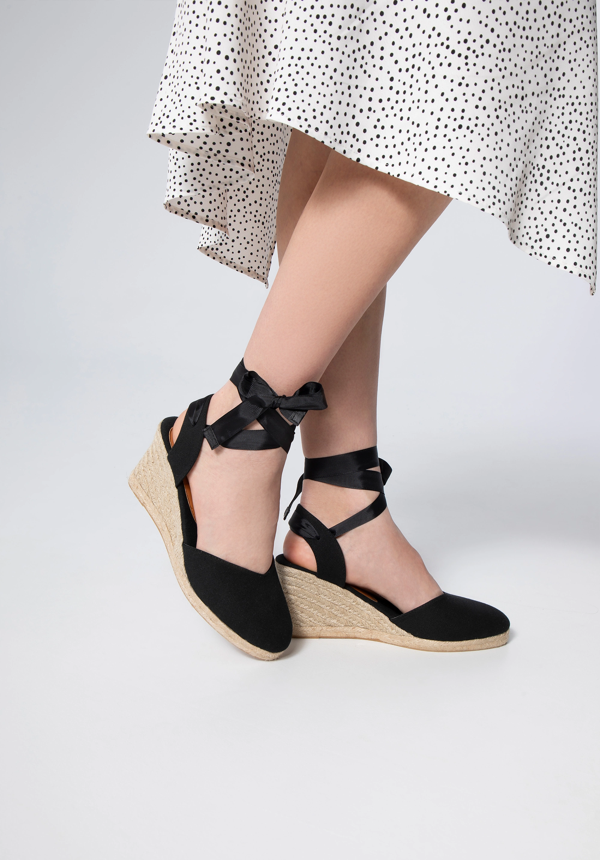 Damskie espadryle z wycięciem wiązaneKolor: czarny