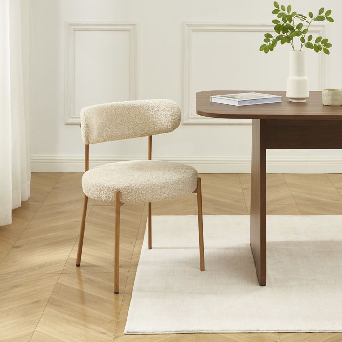 Juego de 2 sillas NOA en tela bouclé beige con patas metálicas con acabado de madera.