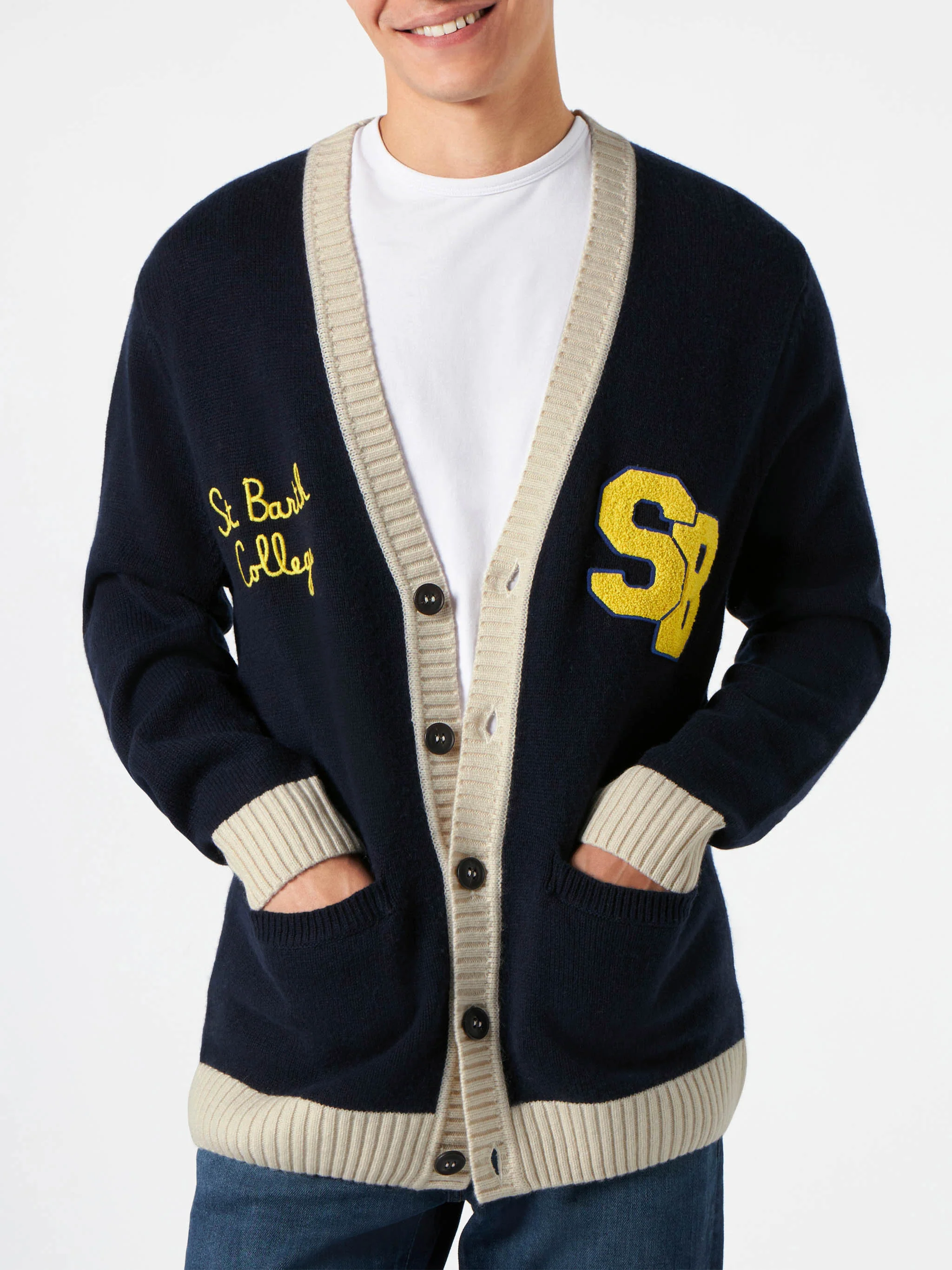 Gebreid vest met patches en borduurwerk van St. Barth College