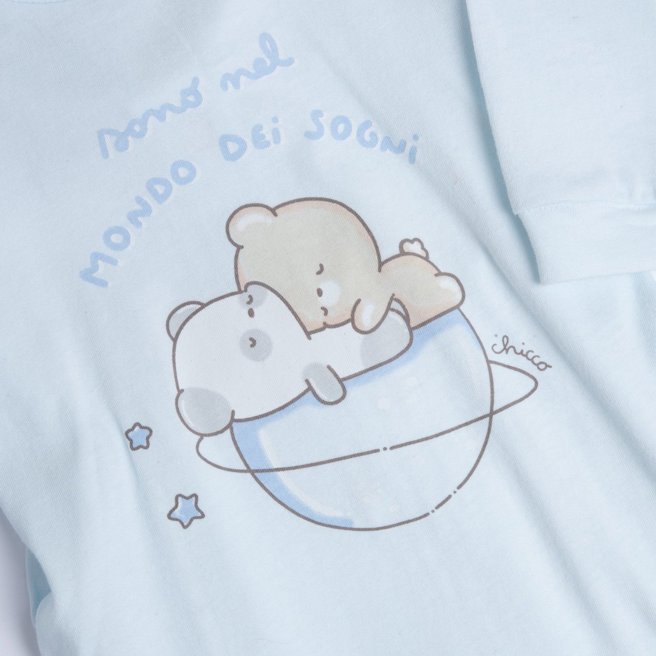 Niebieska piżama z misiem i rozcięciem na plecach