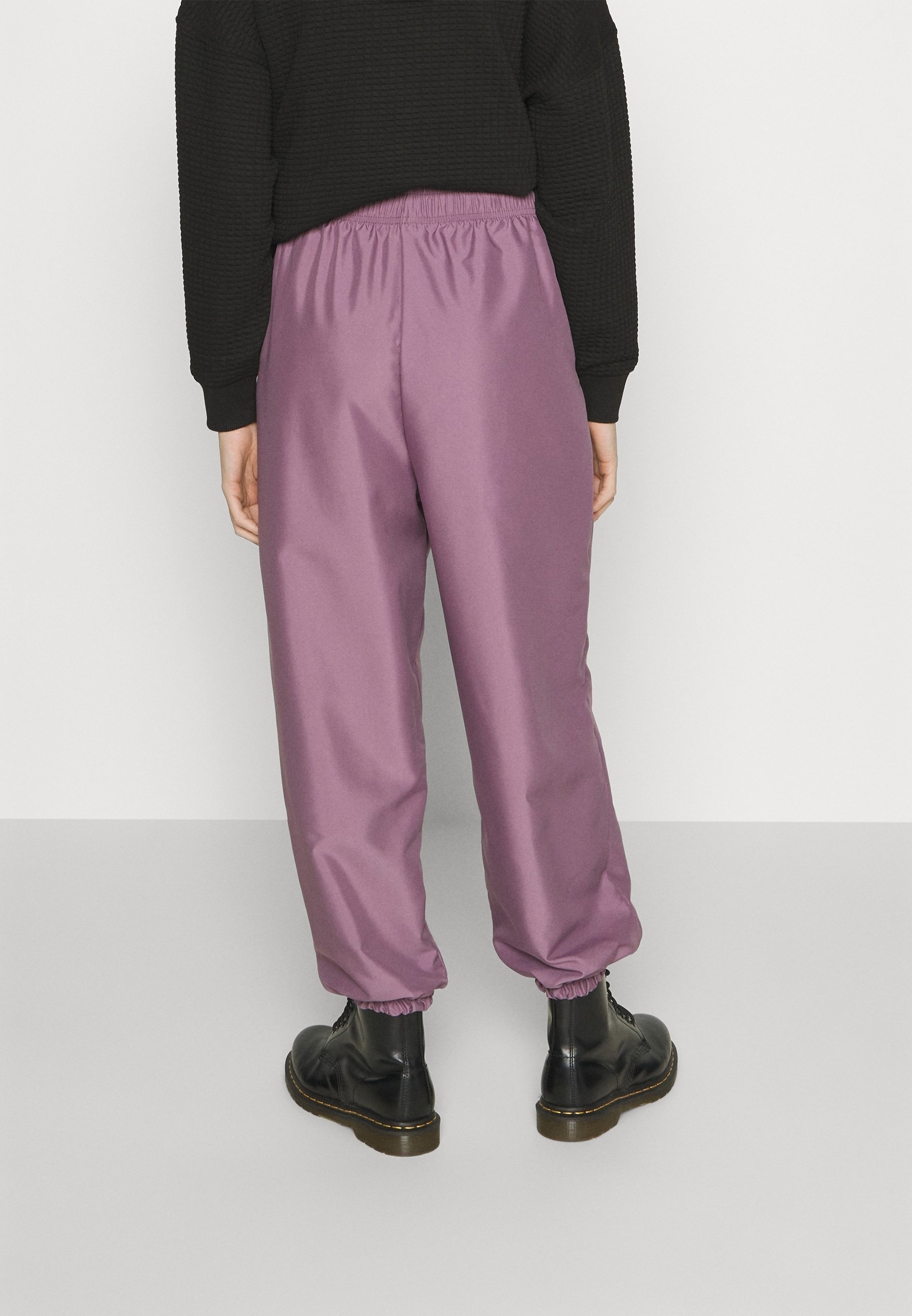 Nike Sportswear trainingsbroek - lila
