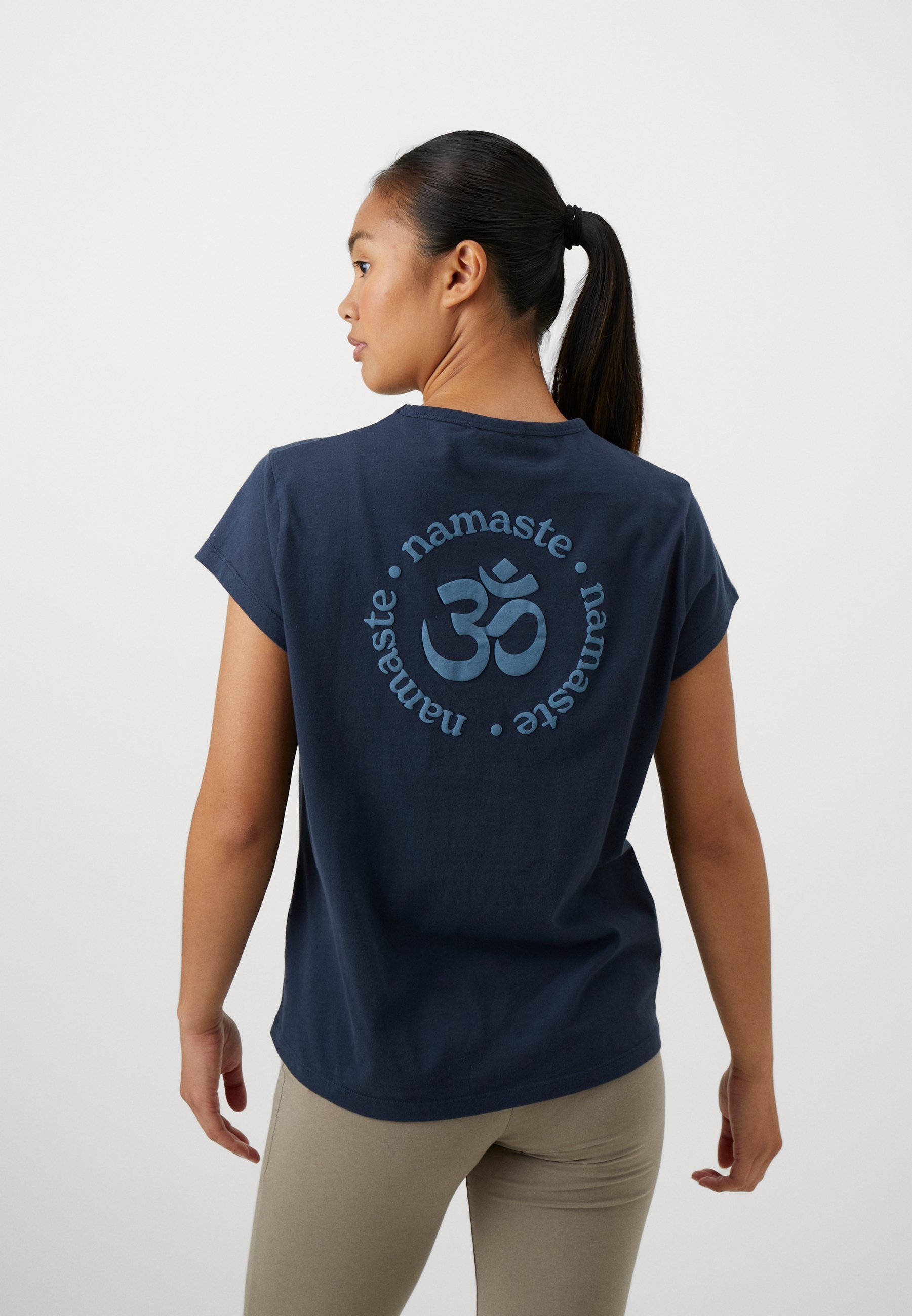 Yogasearcher NAMASTE - T-shirt met print - navy