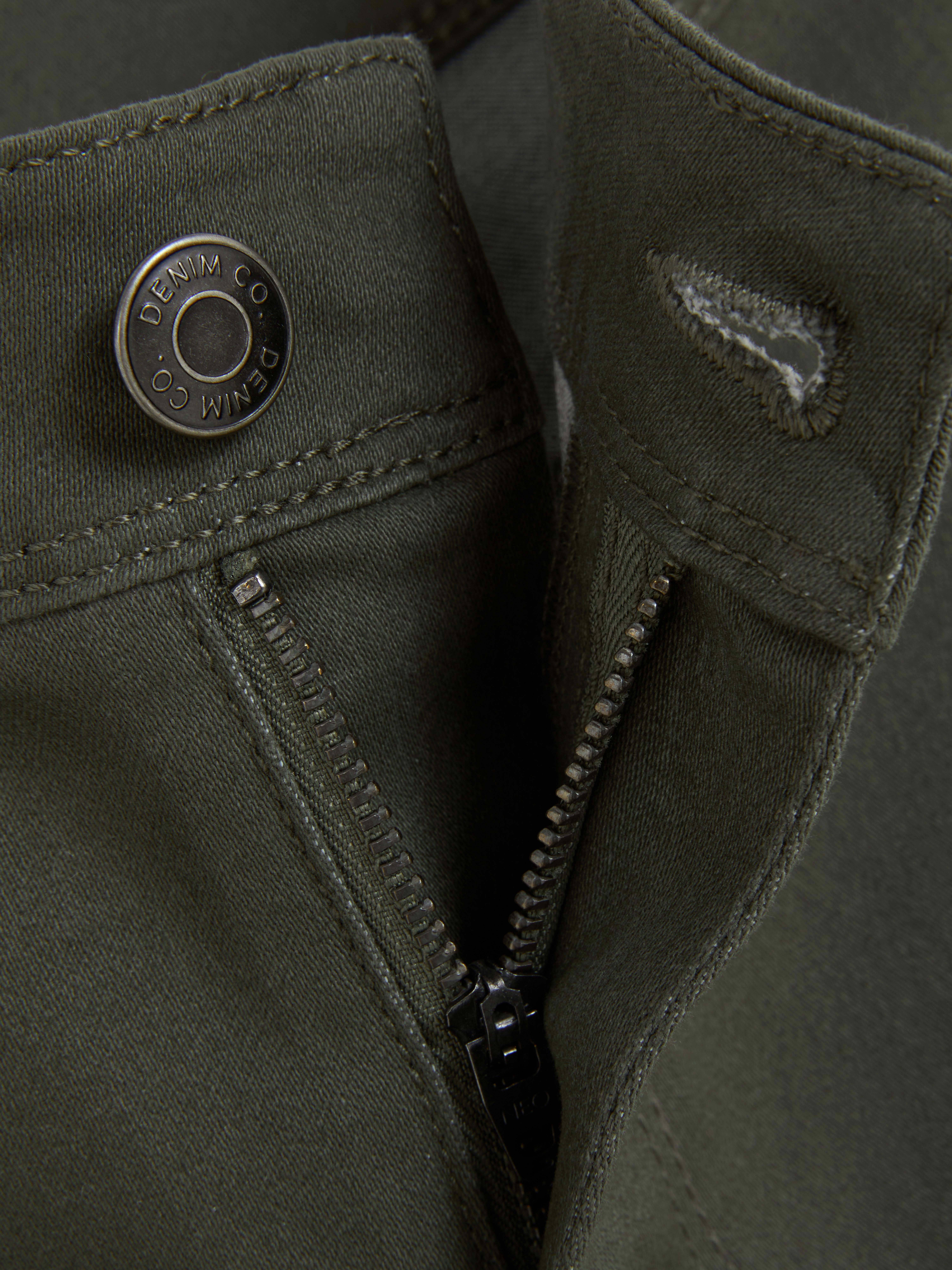 Blugi skinny simpli cu talie medie. Blugii sunt un must-have, iar noi adorăm acest stil mulat.