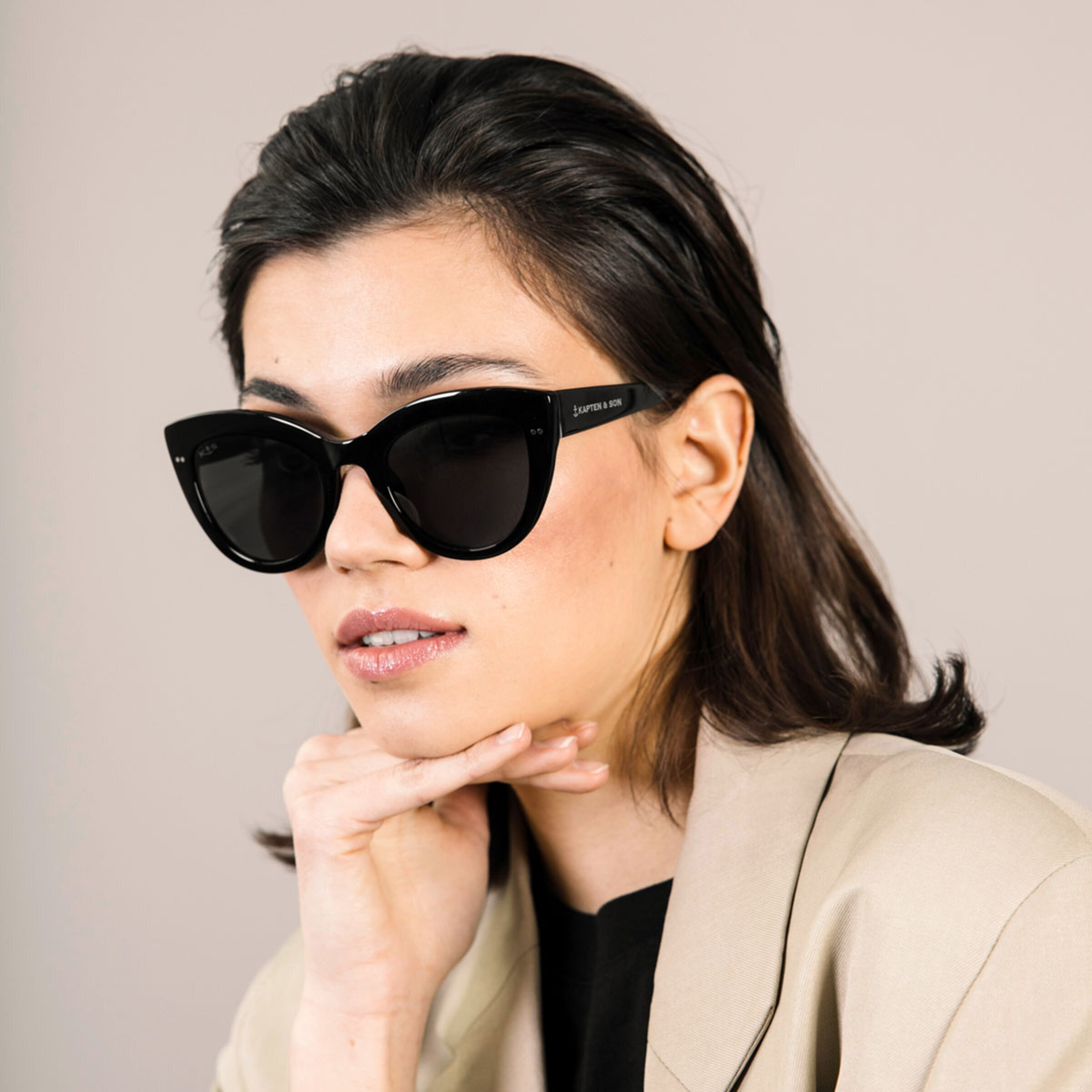 Sofia All Black avec verres correcteurs