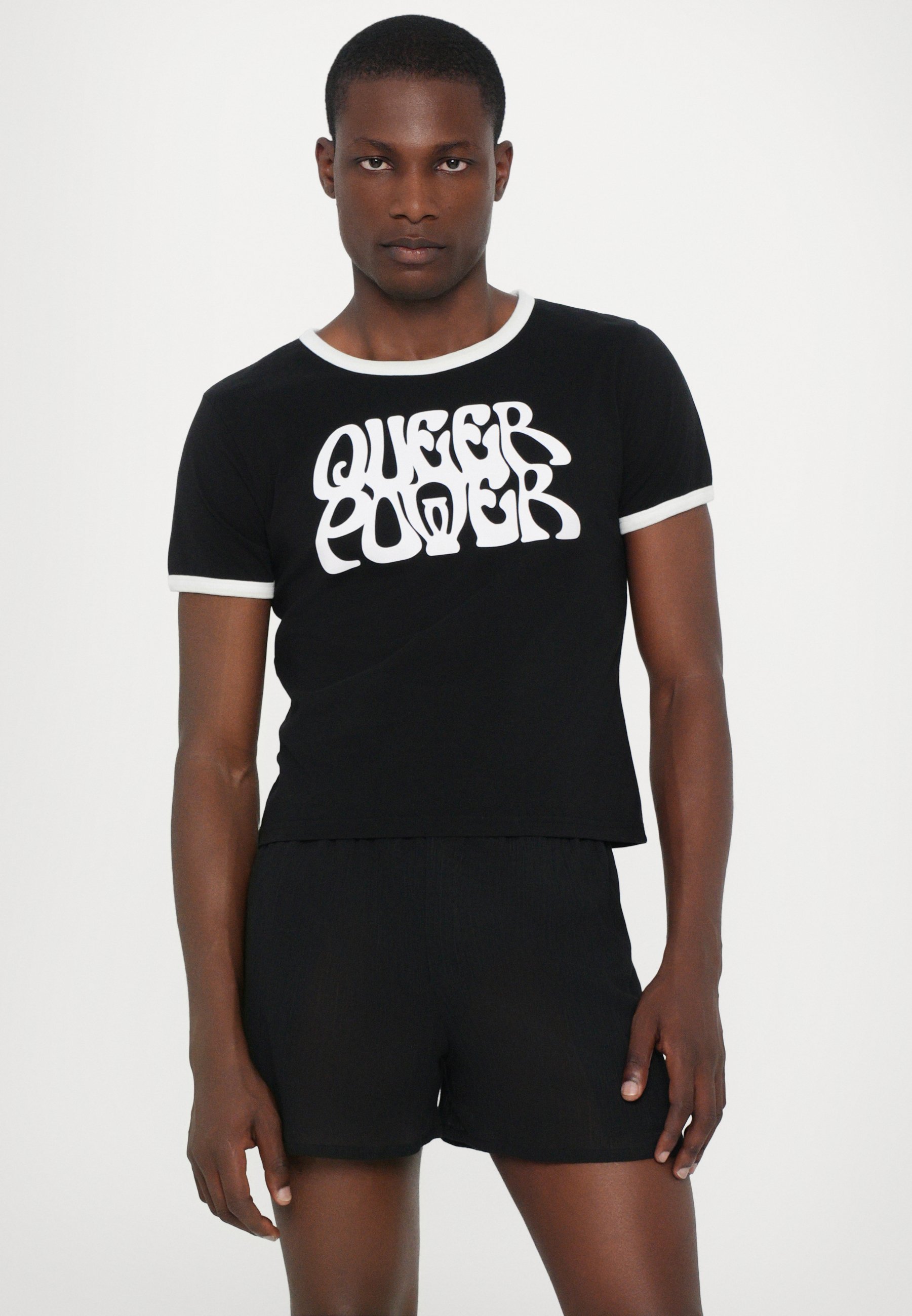 Ludovic de Saint Sernin QUEER POWER UNISEX marškinėliai su spauda - juodi