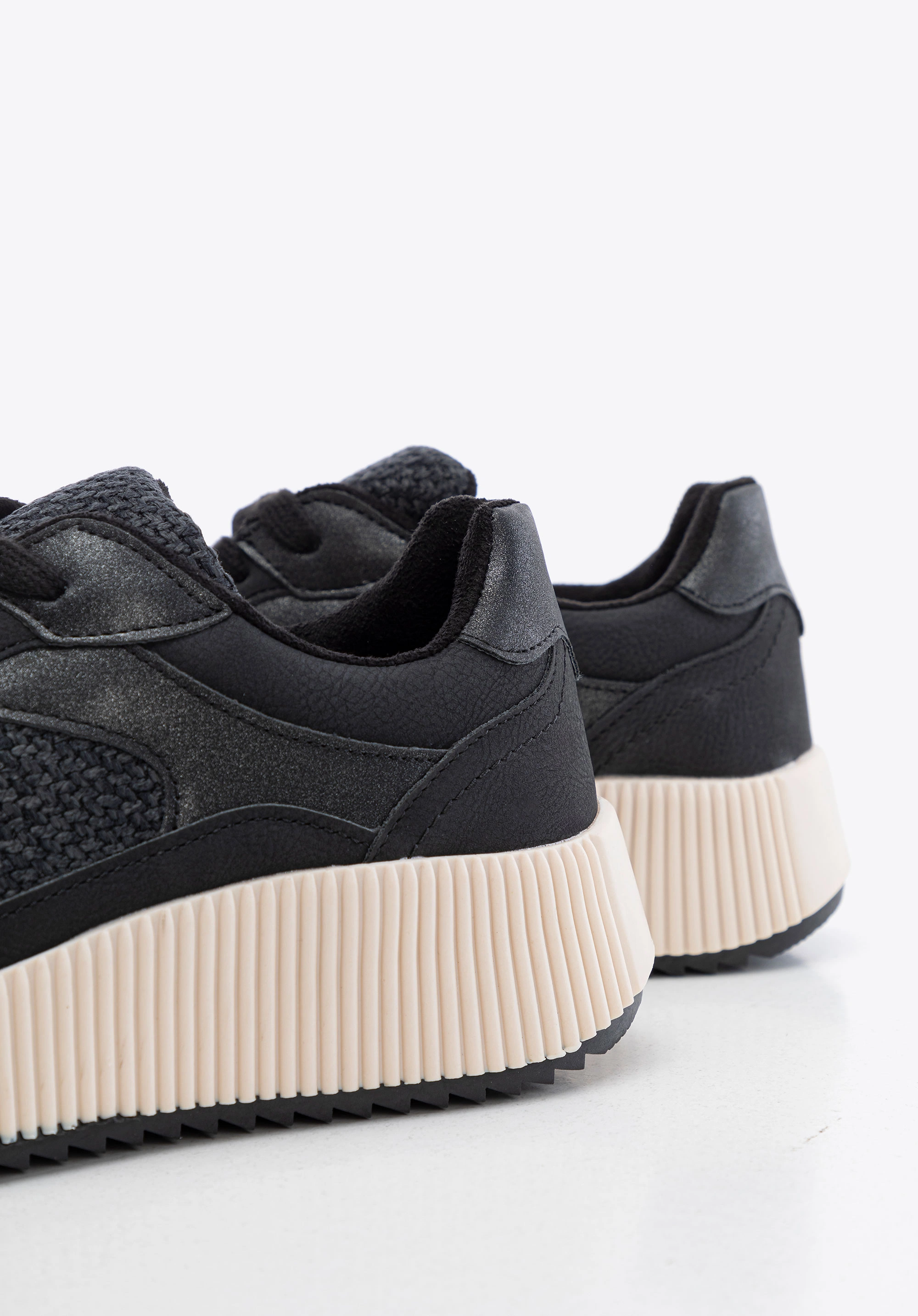 Damskie sneakersy na grubej platformie czarne