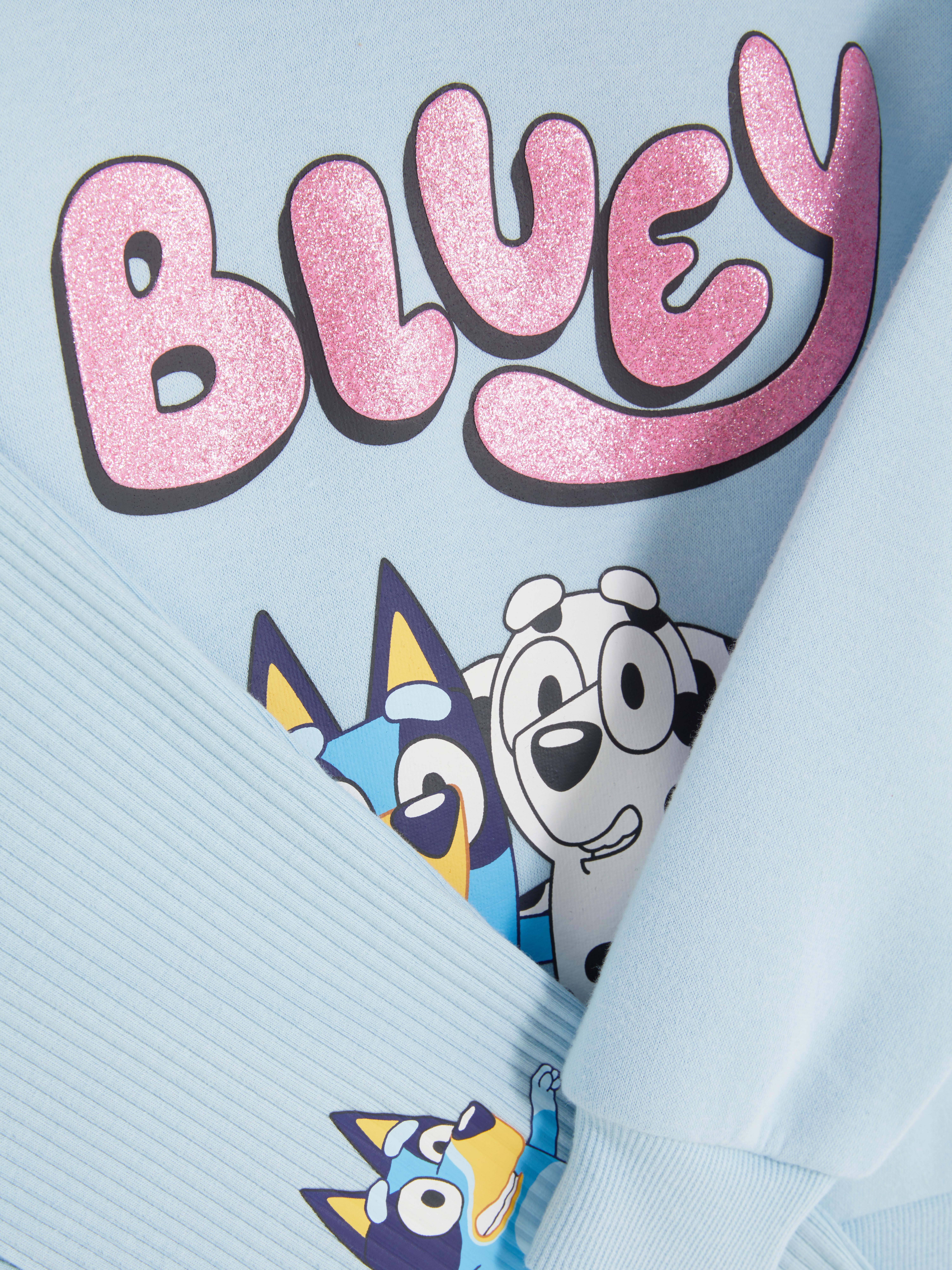 Ασορτί φούτερ με κουκούλα και κολάν Bluey. Ένα ασορτί σύνολο με φούτερ με κουκούλα και ριμπ κολάν με prints Bluey.