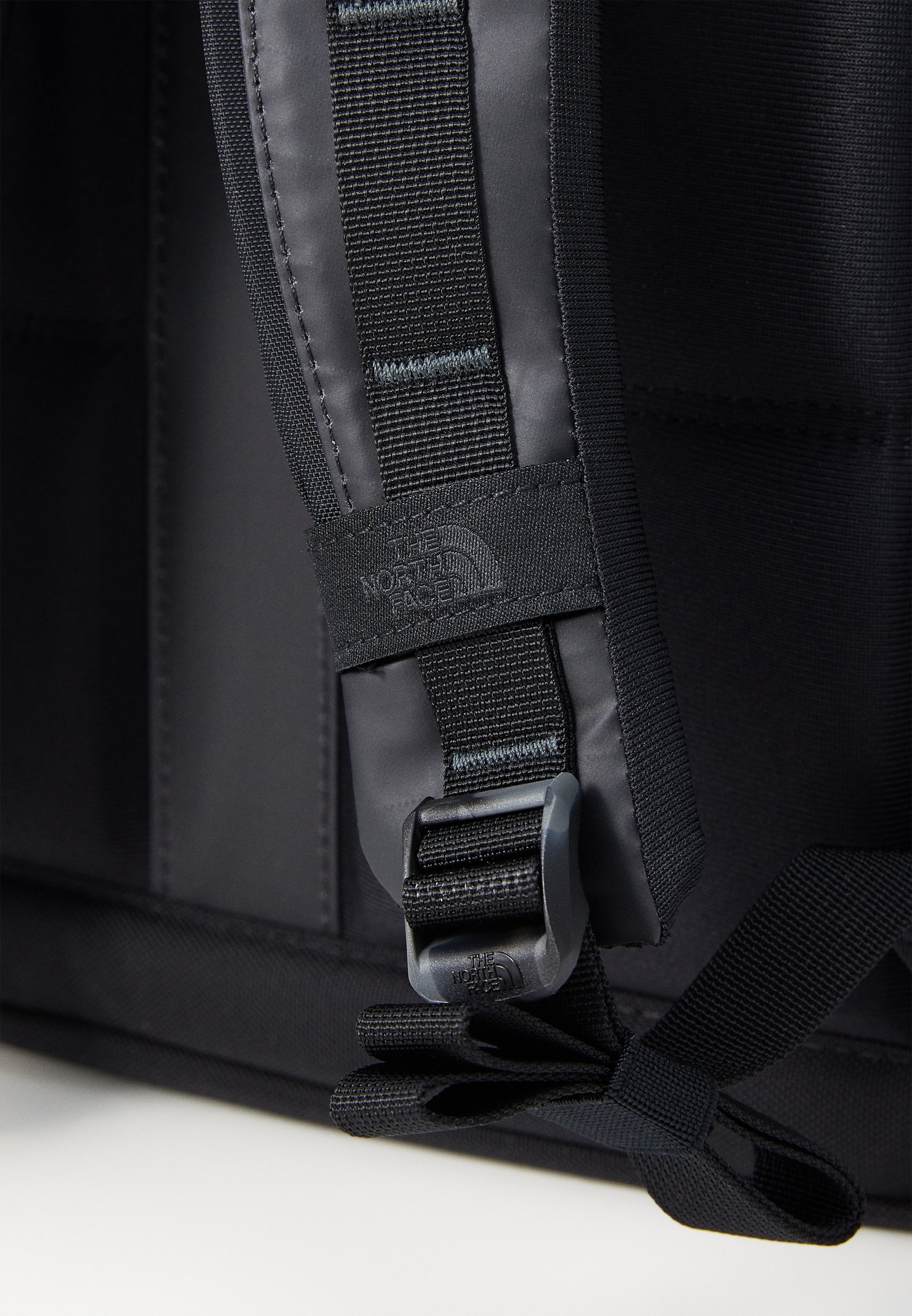 The North Face BASE CAMP VOYAGER TRAVEL PACK - Rugzak - zwart/asfaltgrijs